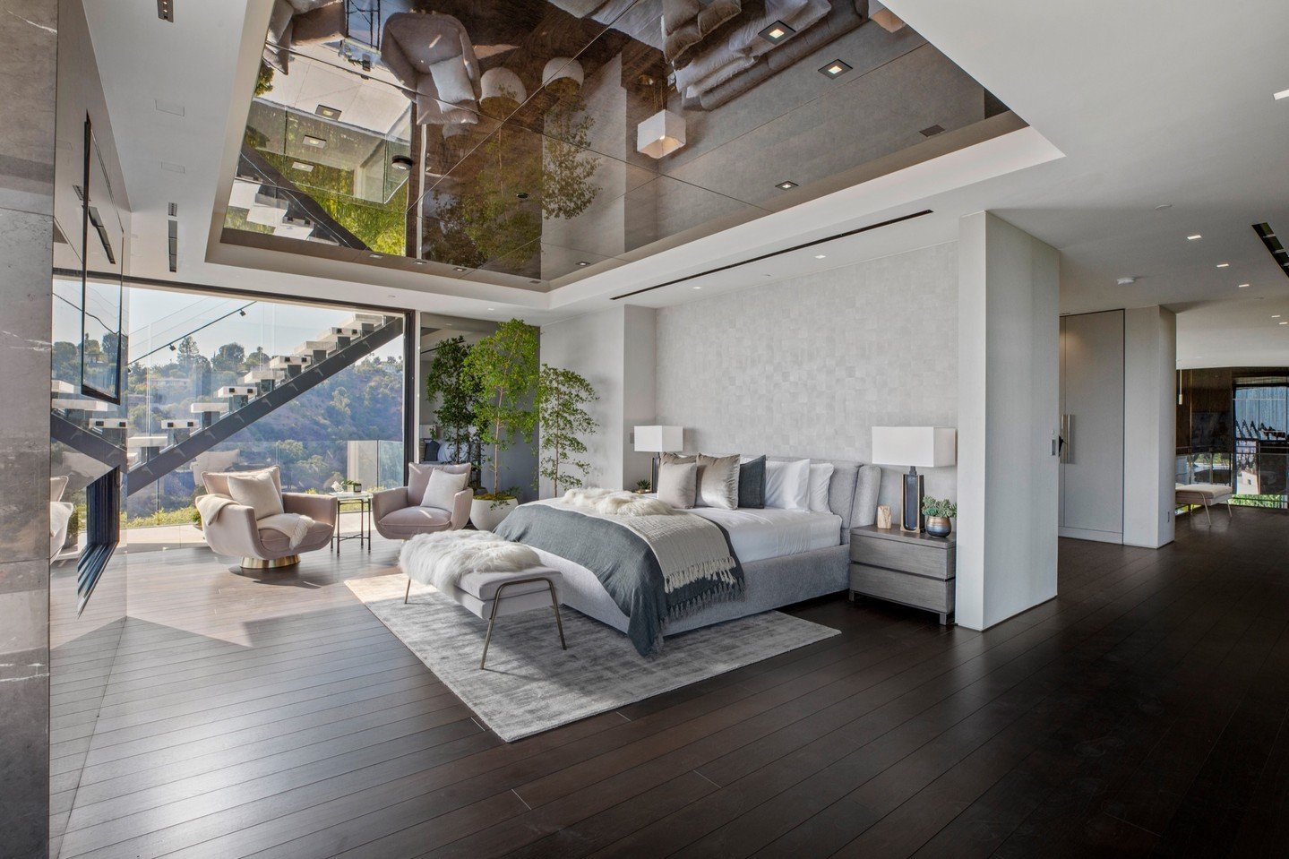 The resort style primary bedroom at our Summitridge Drive House in Beverly Hills, with private terrace accessed through sliding glass walls. Photo by @mrbarcelo