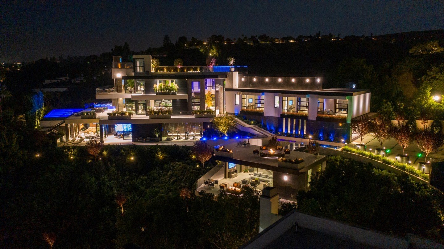 Summitridge Drive, a luxury Beverly Hills estate designed for modern indoor outdoor living. Photo by @mrbarcelo