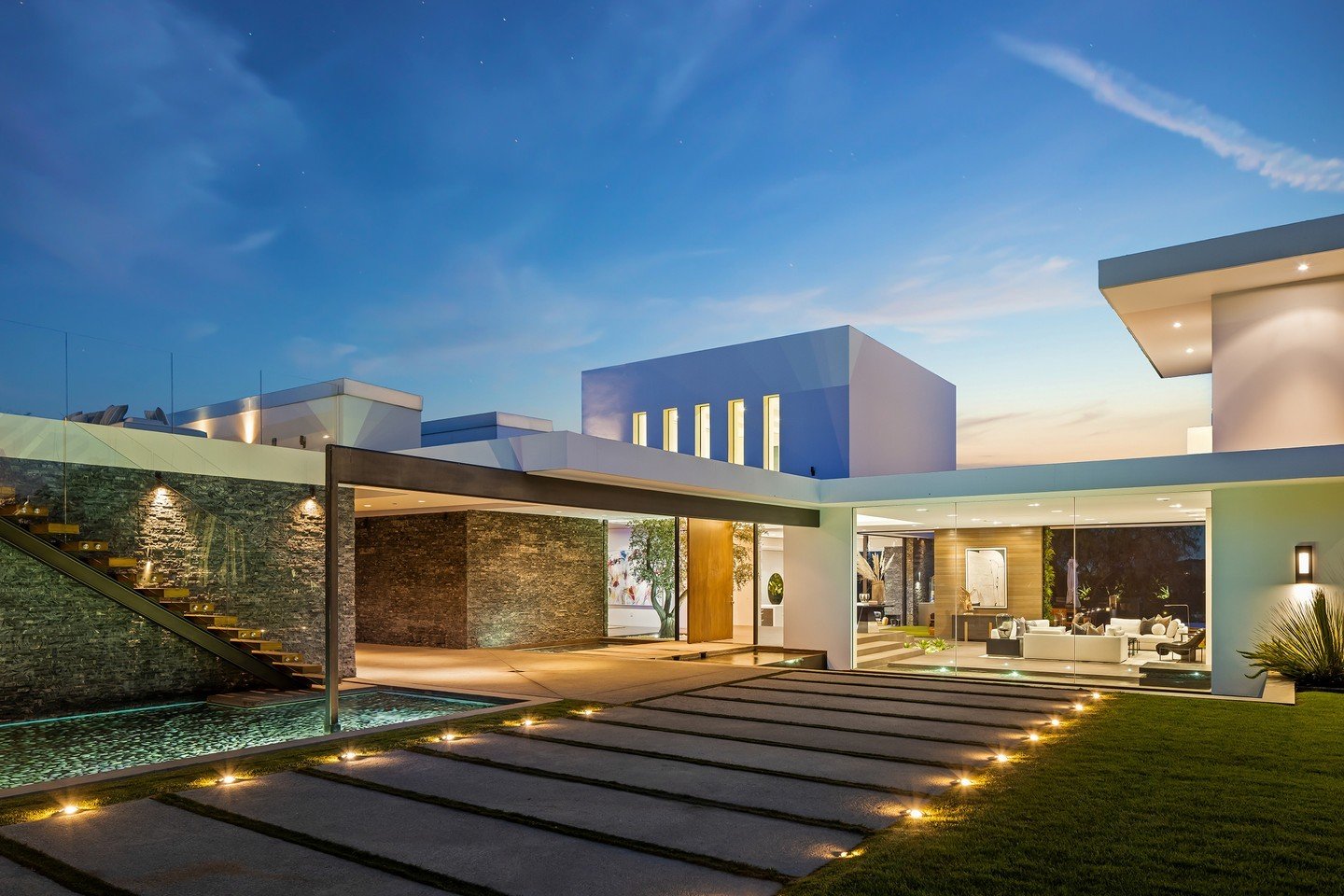 Modern architectural lines, luxury water features, and an indoor outdoor design at our Benedict Canyon House in Beverly Hills. Photo by @mrbarcelo