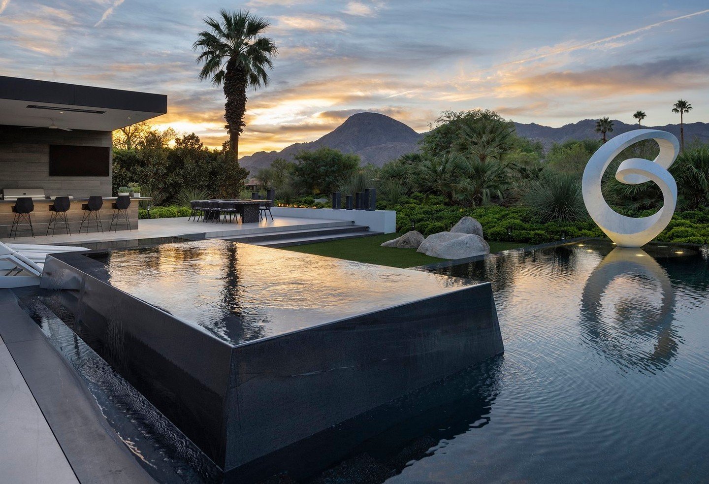 A pool with a view, Serenity's oasis in the desert... Photo by @maccollum, sculpture by @richard_erdman