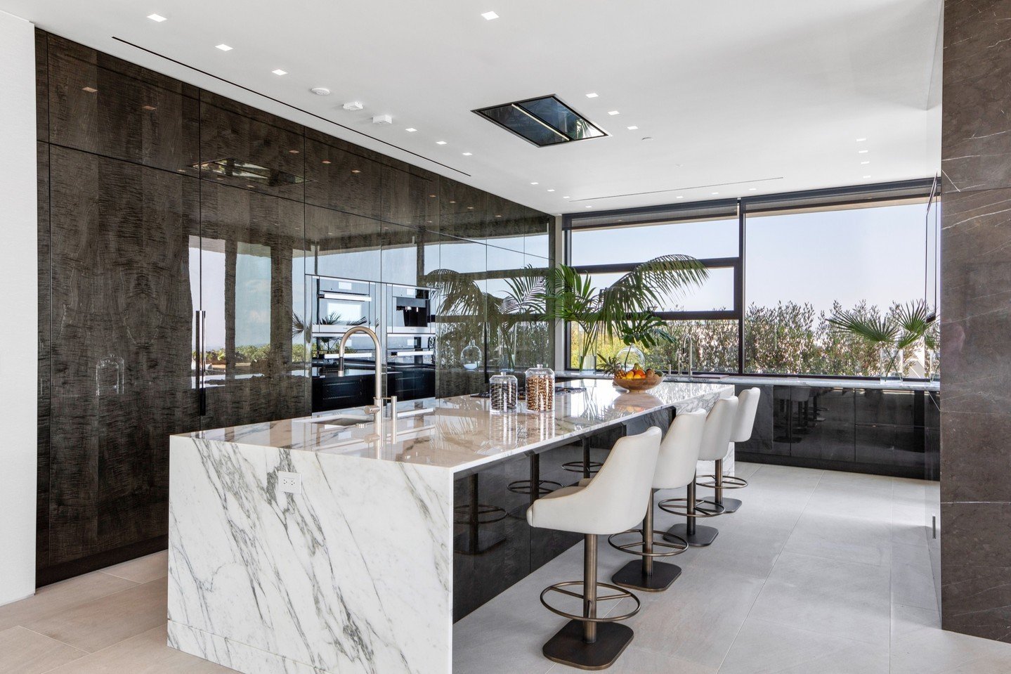 The luxury light filled kitchen at our Summitridge Drive House in Beverly Hills. Photo by @mrbarcelo