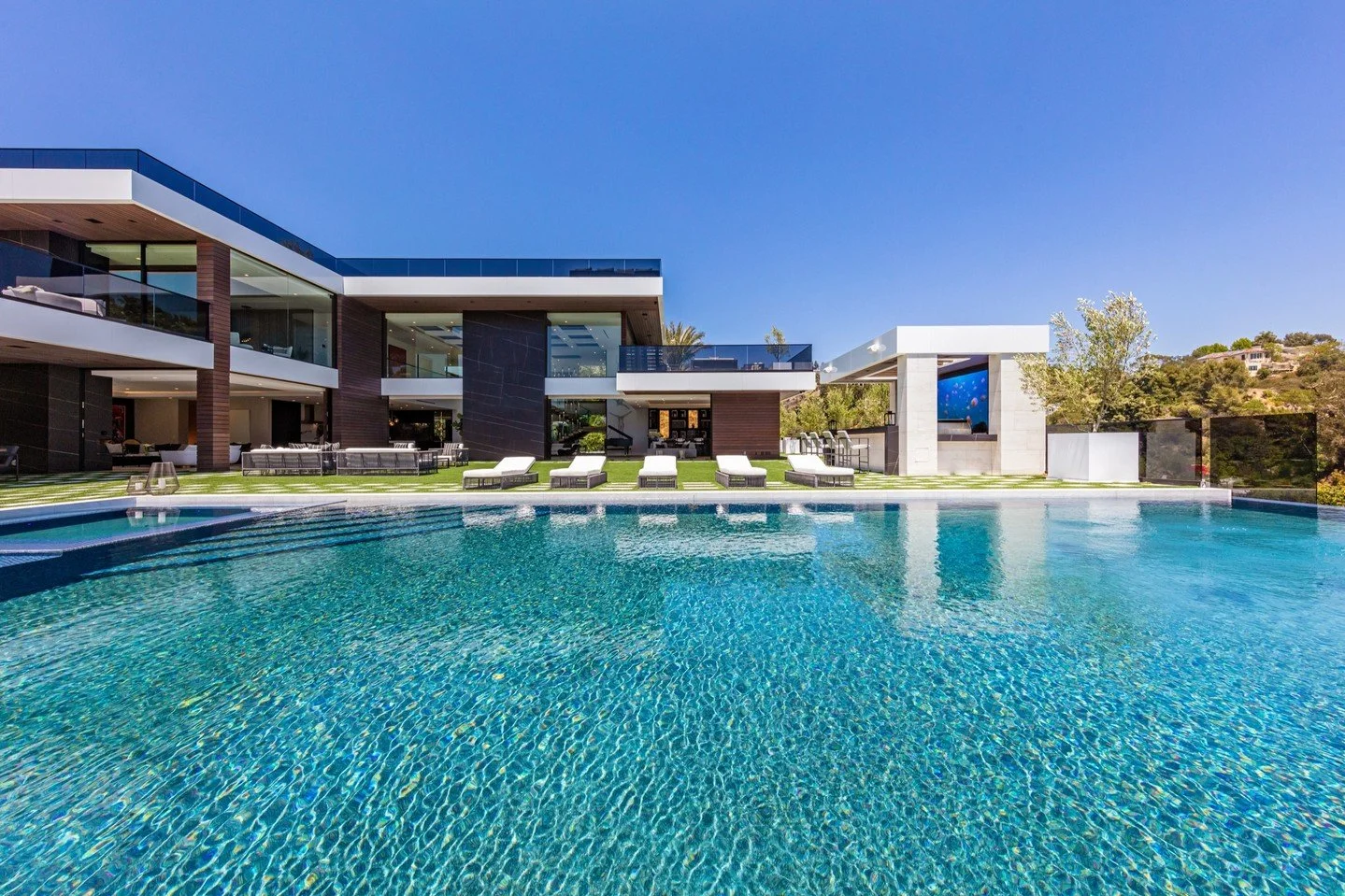 Bundy Drive, a modern Brentwood home for the luxury resort lifestyle. Photo by @berlynmedia