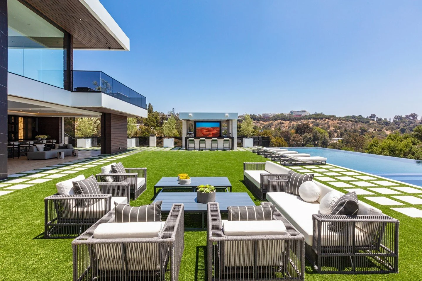 Modern design for luxury indoor outdoor living, at our Bundy Drive house in Brentwood, Los Angeles. Photo by @berlynmedia