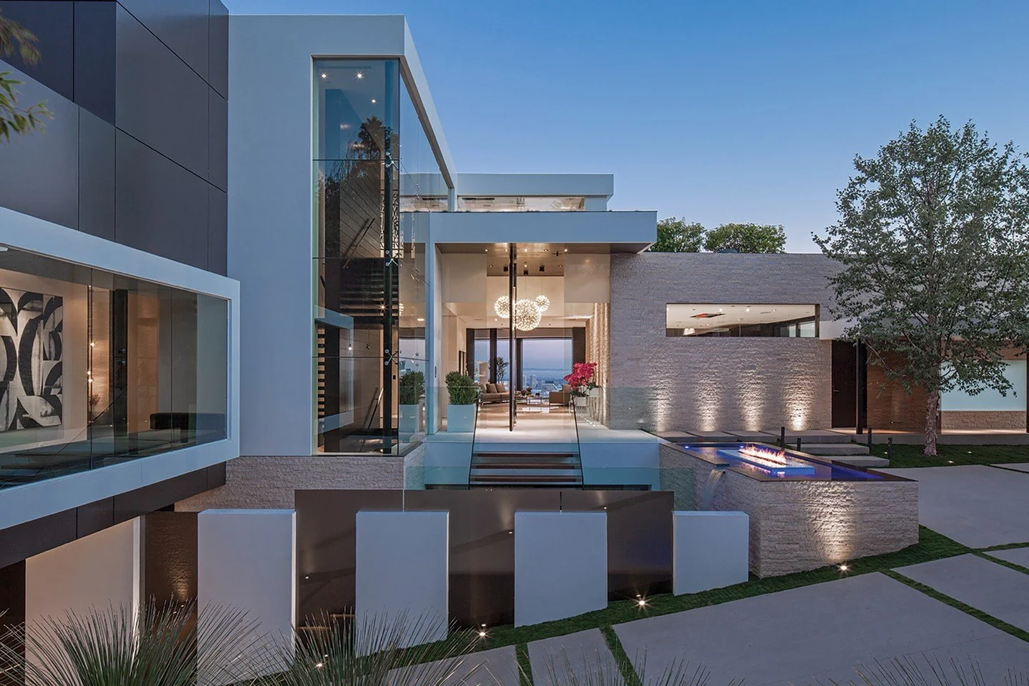 The modern architectural lines and luxury indoor outdoor spaces at our Laurel Way house in Beverly Hills. Photo by Art Gray Photography.