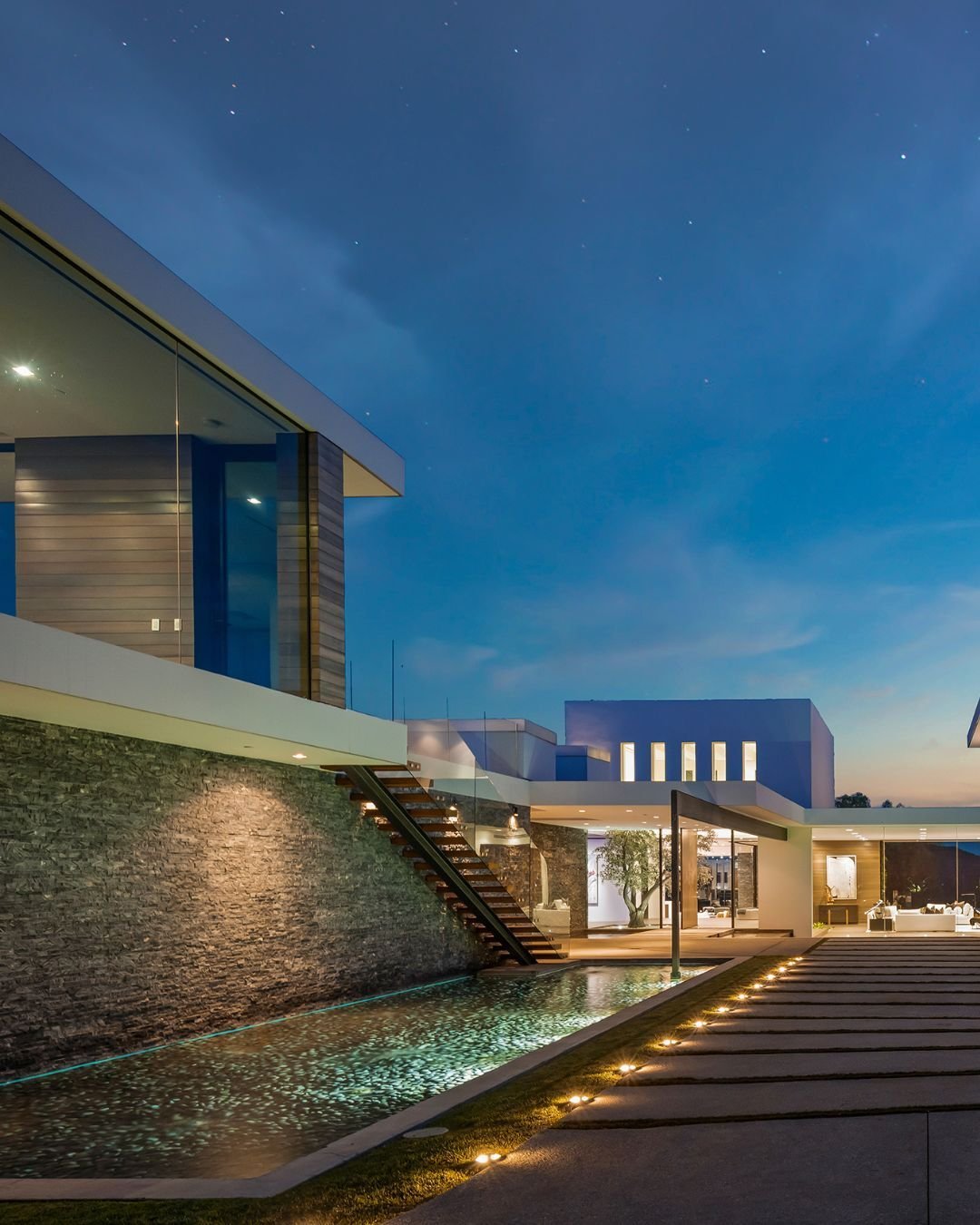 Benedict Canyon 2023, a luxury home with modern indoor outdoor details. Photo by @mrbarcelo