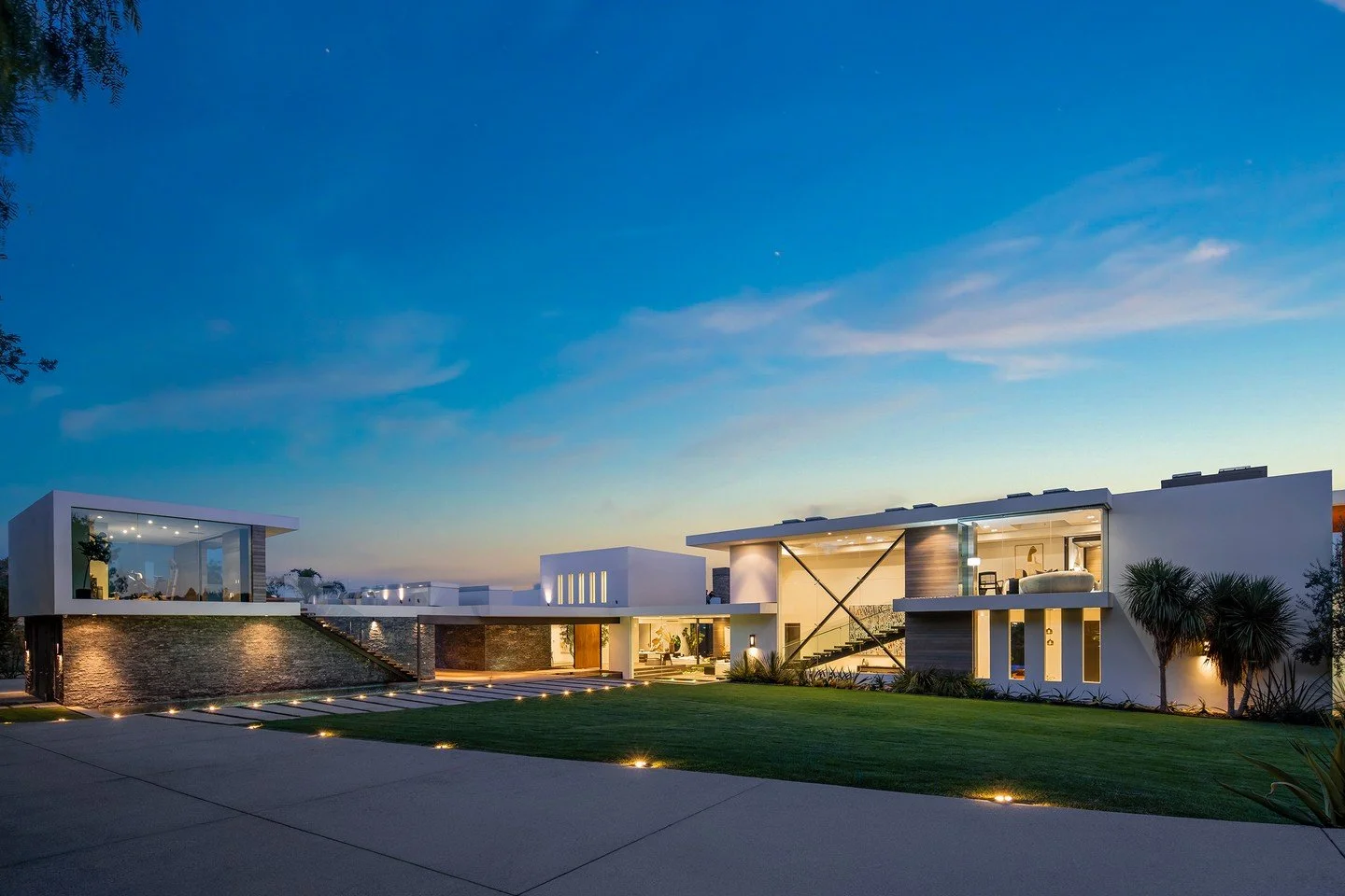 The modern architectural design of Benedict Canyon 2023 in Beverly Hills. Photo by @mrbarcelo