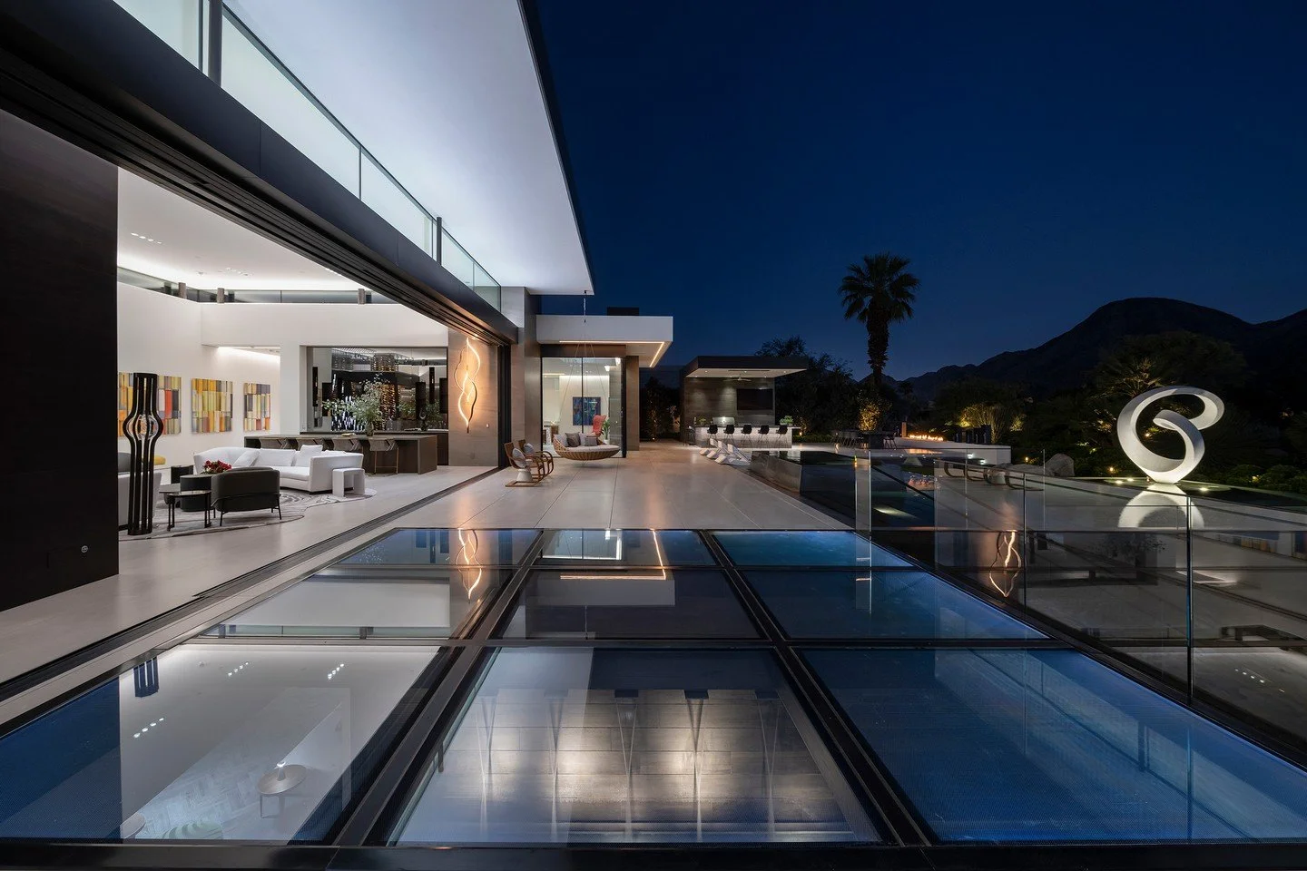 Seamless indoor outdoor living, modern architecture, and luxury design elements at our Serenity house in Indian Wells, California. Photos by @maccollum
