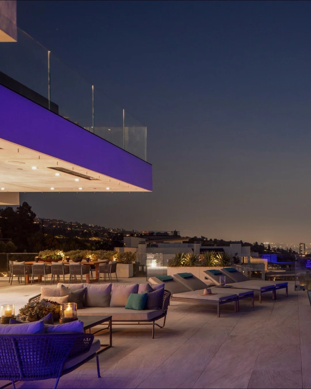 Luxury outdoor living spaces for the modern resort lifestyle at our Summitridge Drive house in Beverly Hills. Photo by @mrbarcelo