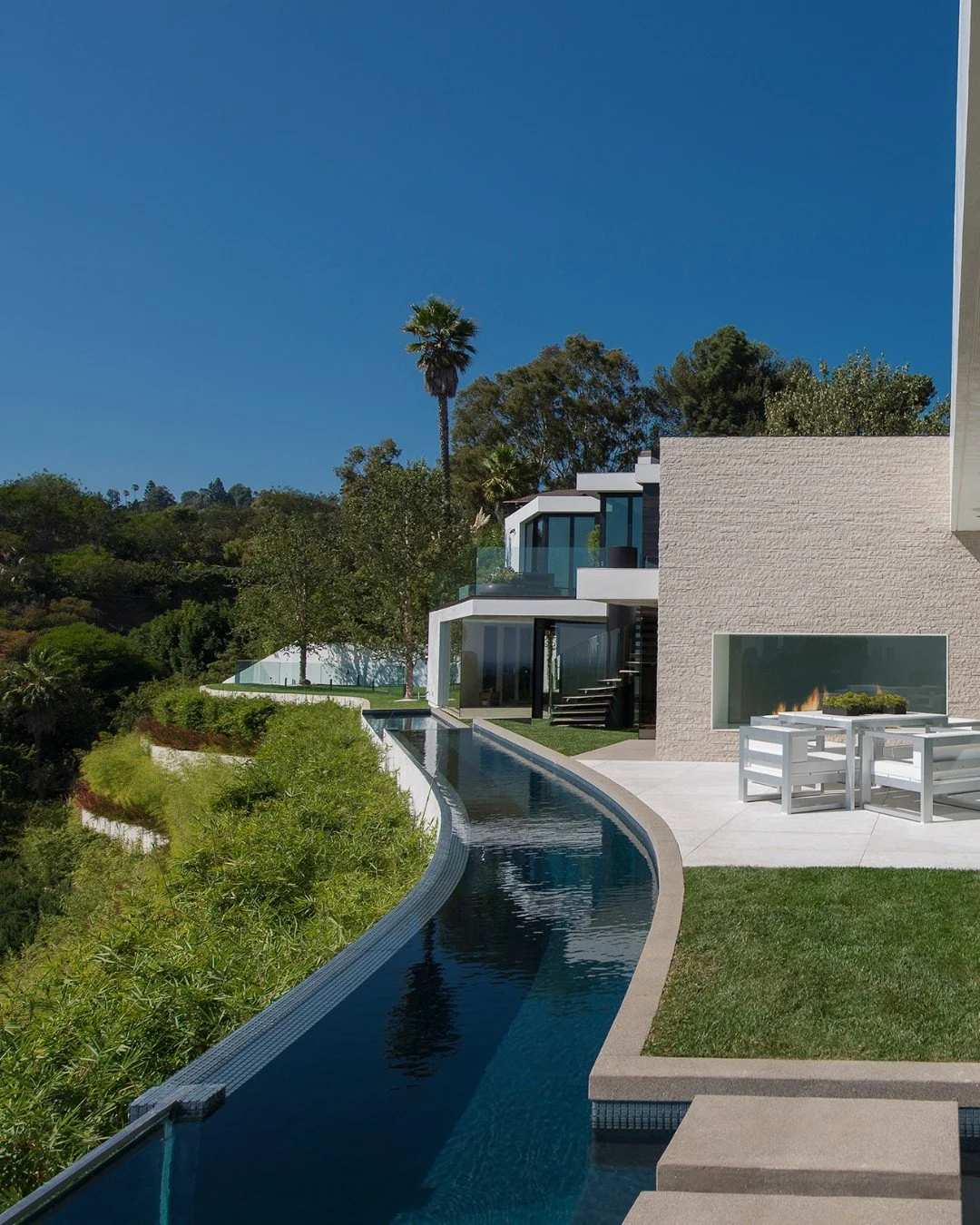 Laurel Way, a modern Beverly Hills home that pairs strong architectural lines with the curves of water and greenery. Photo by @maccollum