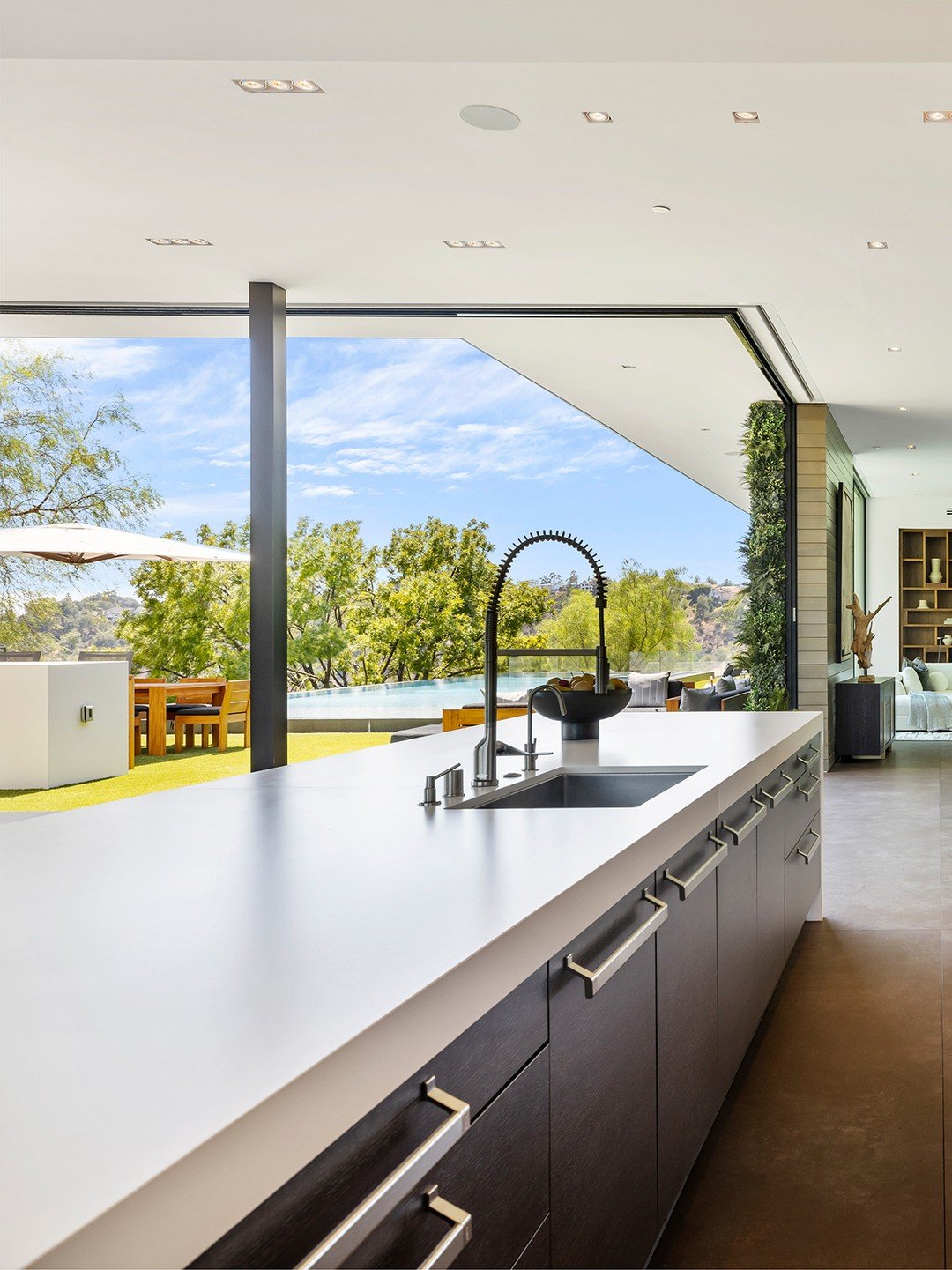 The modern kitchen and bright open plan interior at our Benedict Canyon 2023 house in Beverly Hills. Photo by @mrbarcelo