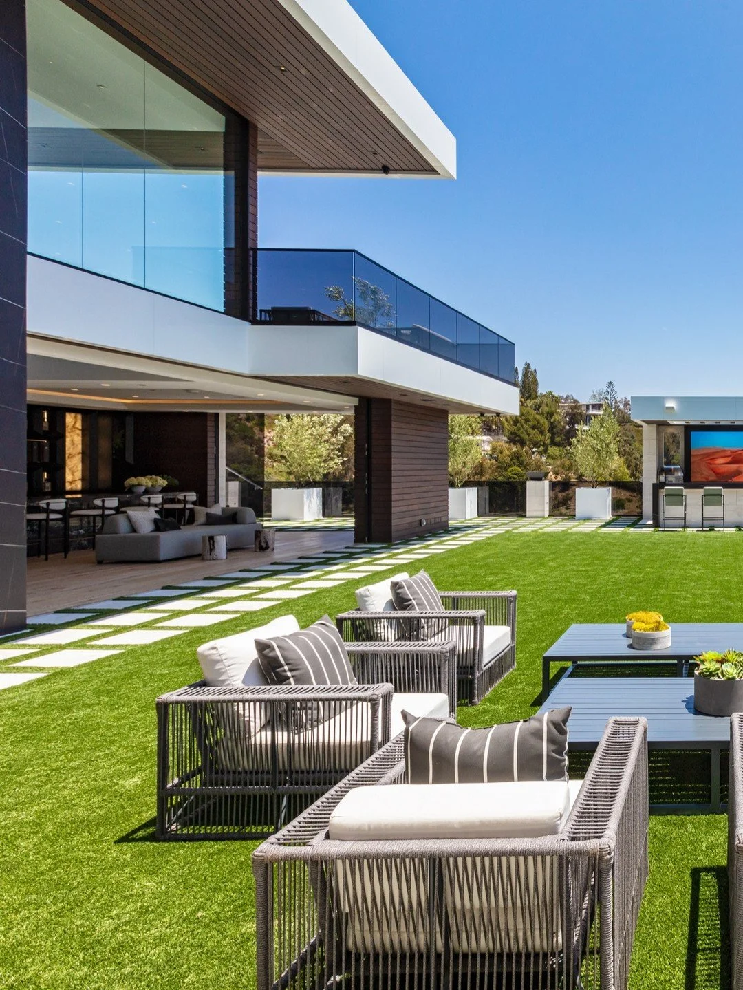 Bundy Drive in Brentwood, Los Angeles, a modern home for luxury indoor outdoor living. Photo by @berlynmedia