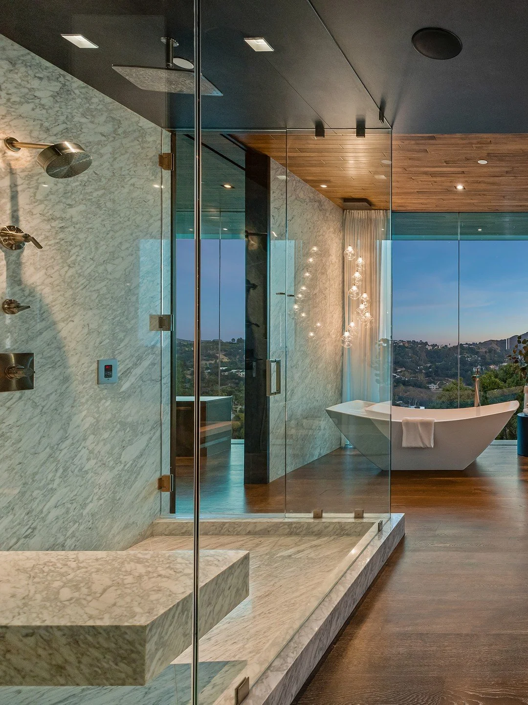 A luxury bathroom with views at our Benedict Canyon 2023 house in Beverly Hills. Photo by @mrbarcelo