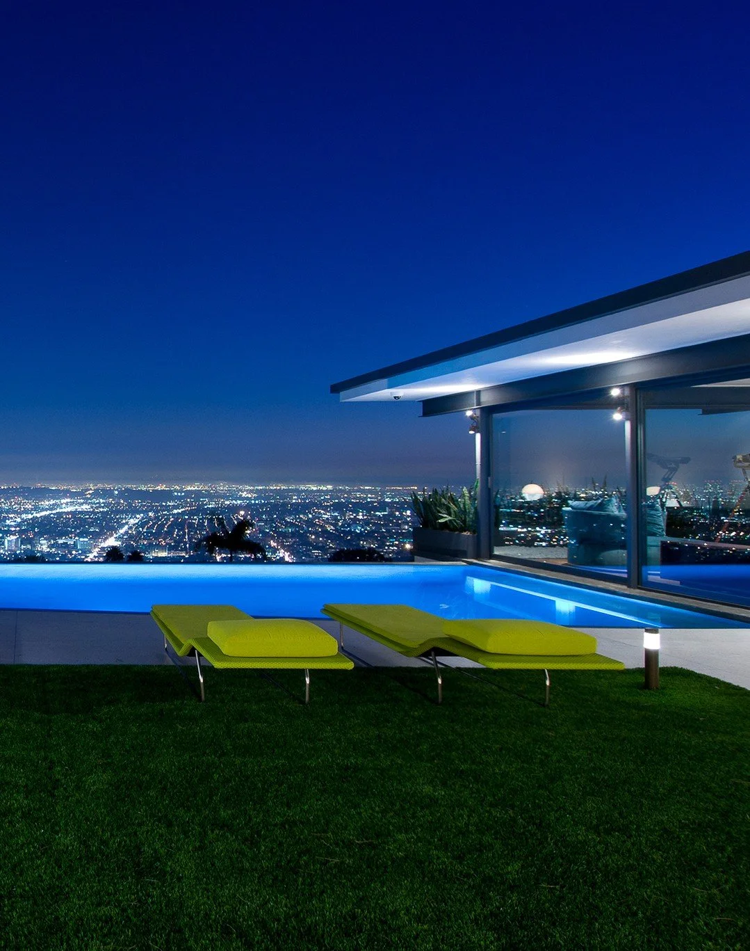 The sleek modern design of our Hopen Place house extends to the backyard pool terrace, with sweeping views from high up in the Hollywood Hills. Photo by @maccollum