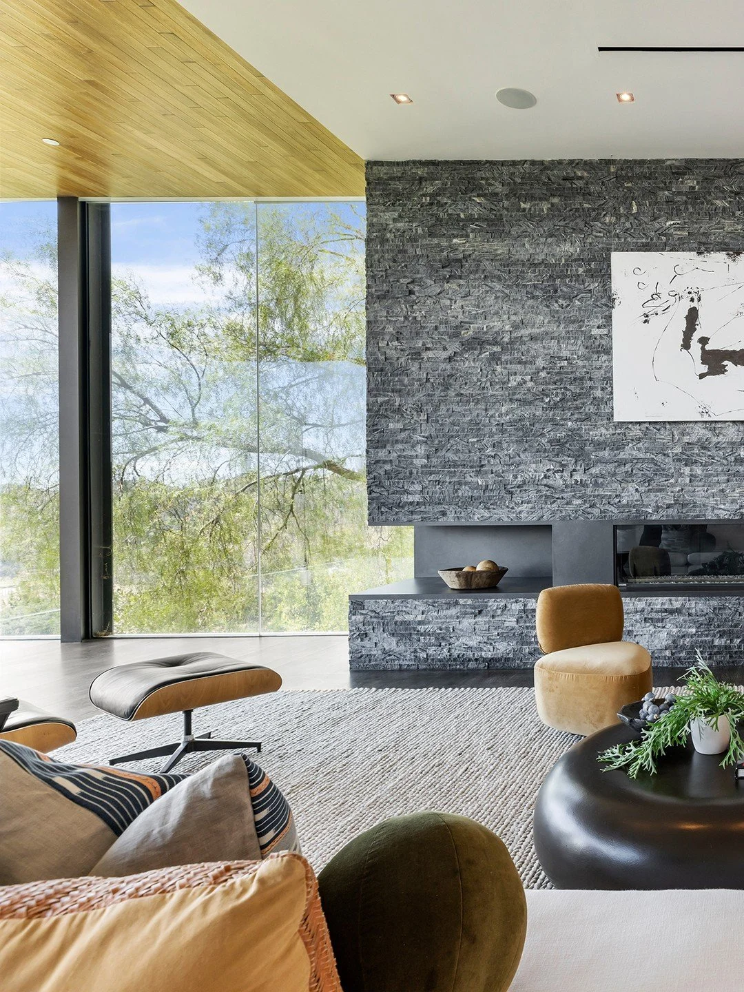 The light filled modern living room at our Benedict Canyon 2023 house in Beverly Hills. Photo by @mrbarcelo