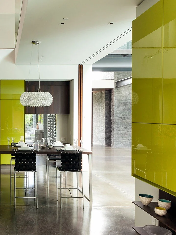 The design of our Summit House mixes minimalism and a warm modernism, with high ceilings, an open floor plan, and pops of bright color and texture. Photo by @rogerdaviesphotography