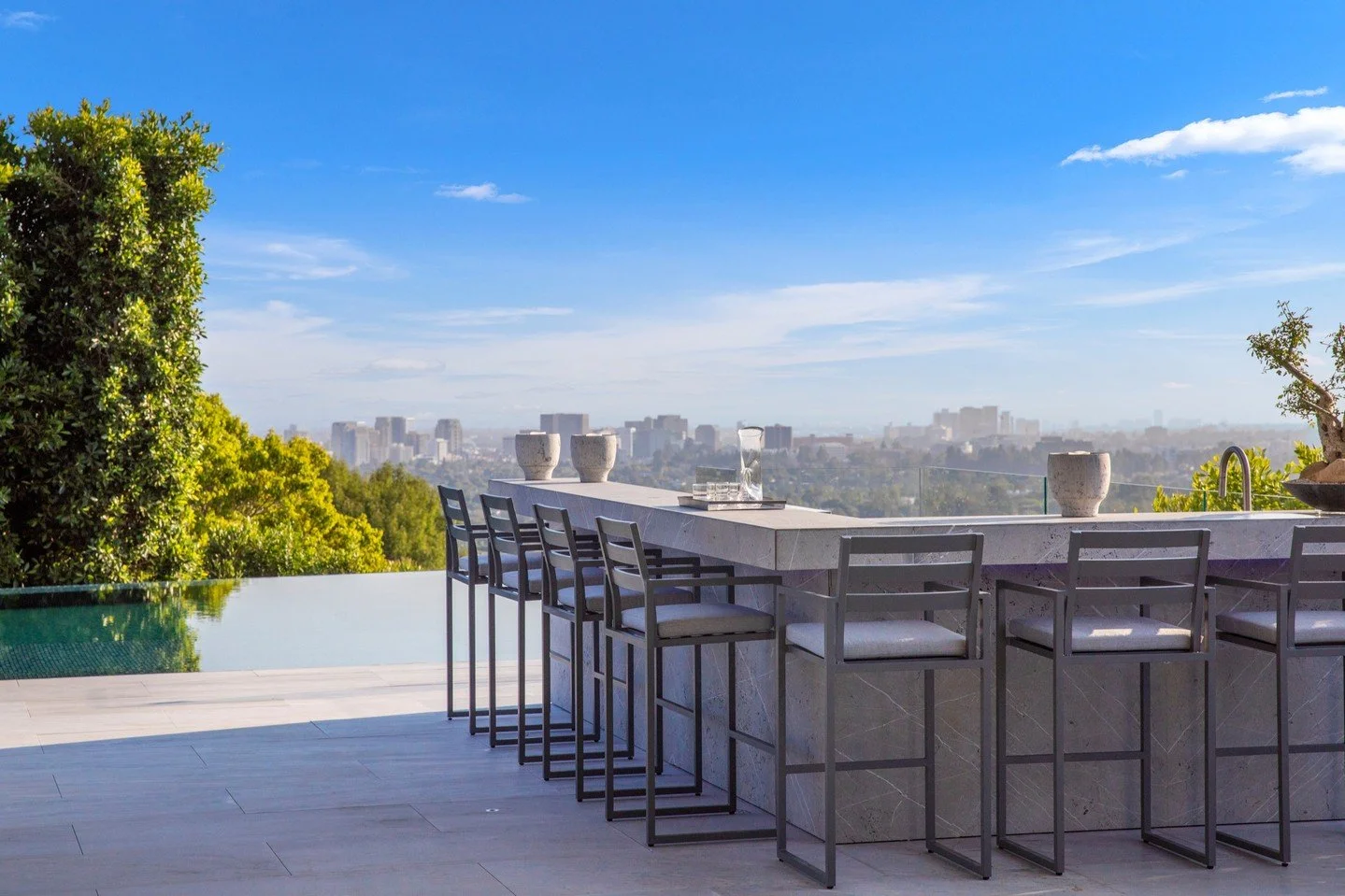The minimalist modern outdoor terrace and infinity edge pool meet the LA skyline at our Summitridge Drive house in Beverly Hills. Photo by @mrbarcelo