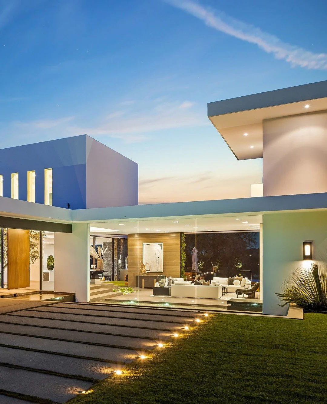 Modern design for luxury indoor outdoor living at our Benedict Canyon 2023 house in Beverly Hills. Photo by @mrbarcelo