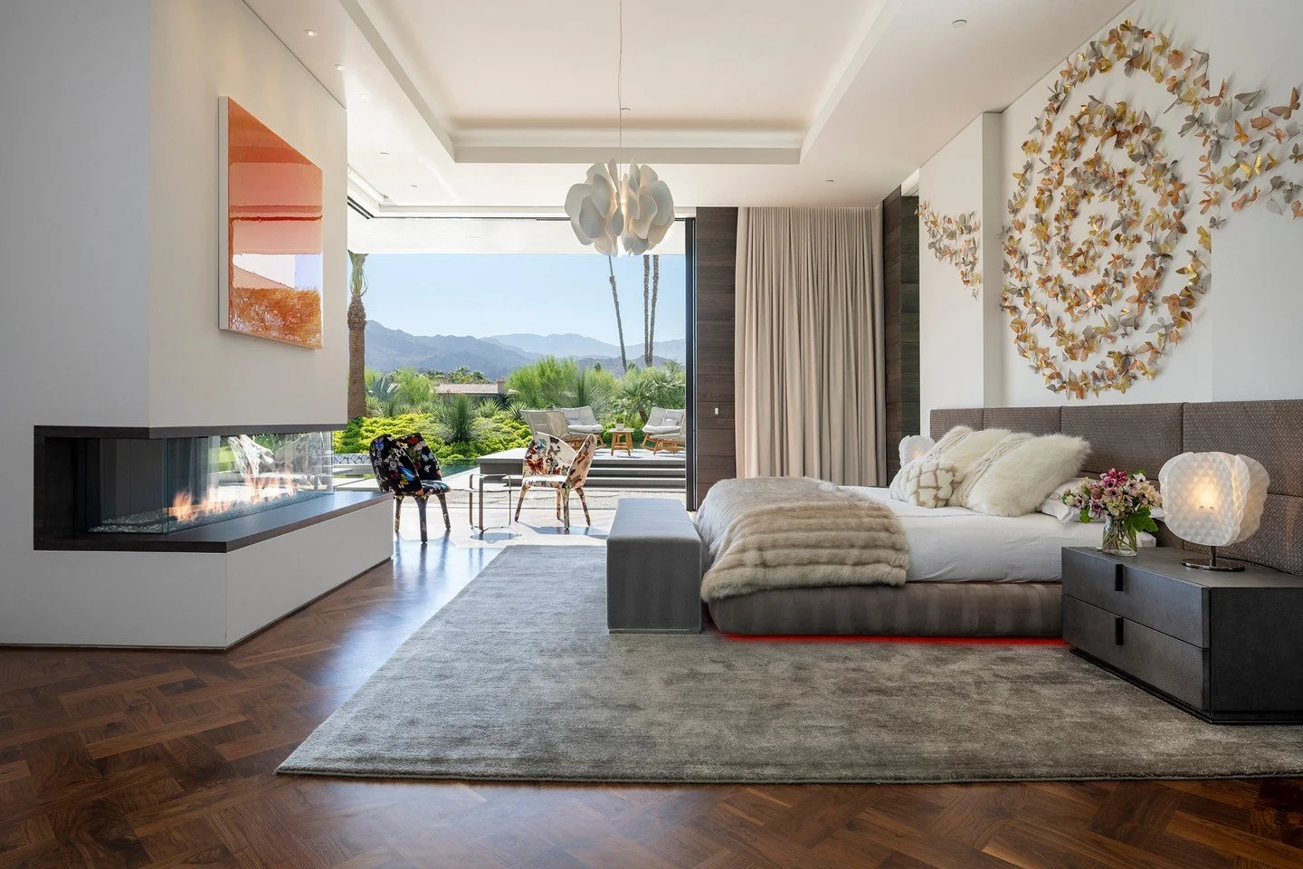 The California sun and views of the desert mountains fill the primary bedroom and bath at our Serenity house in Indian Wells. Photos by @maccollum⁠
⁠