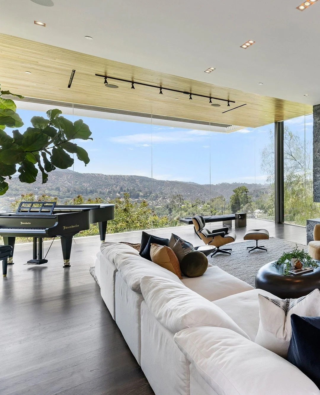 Floor to ceiling glass walls bring the outdoor inside at our Benedict Canyon 2023 house in Beverly Hills. Photo by @mrbarcelo