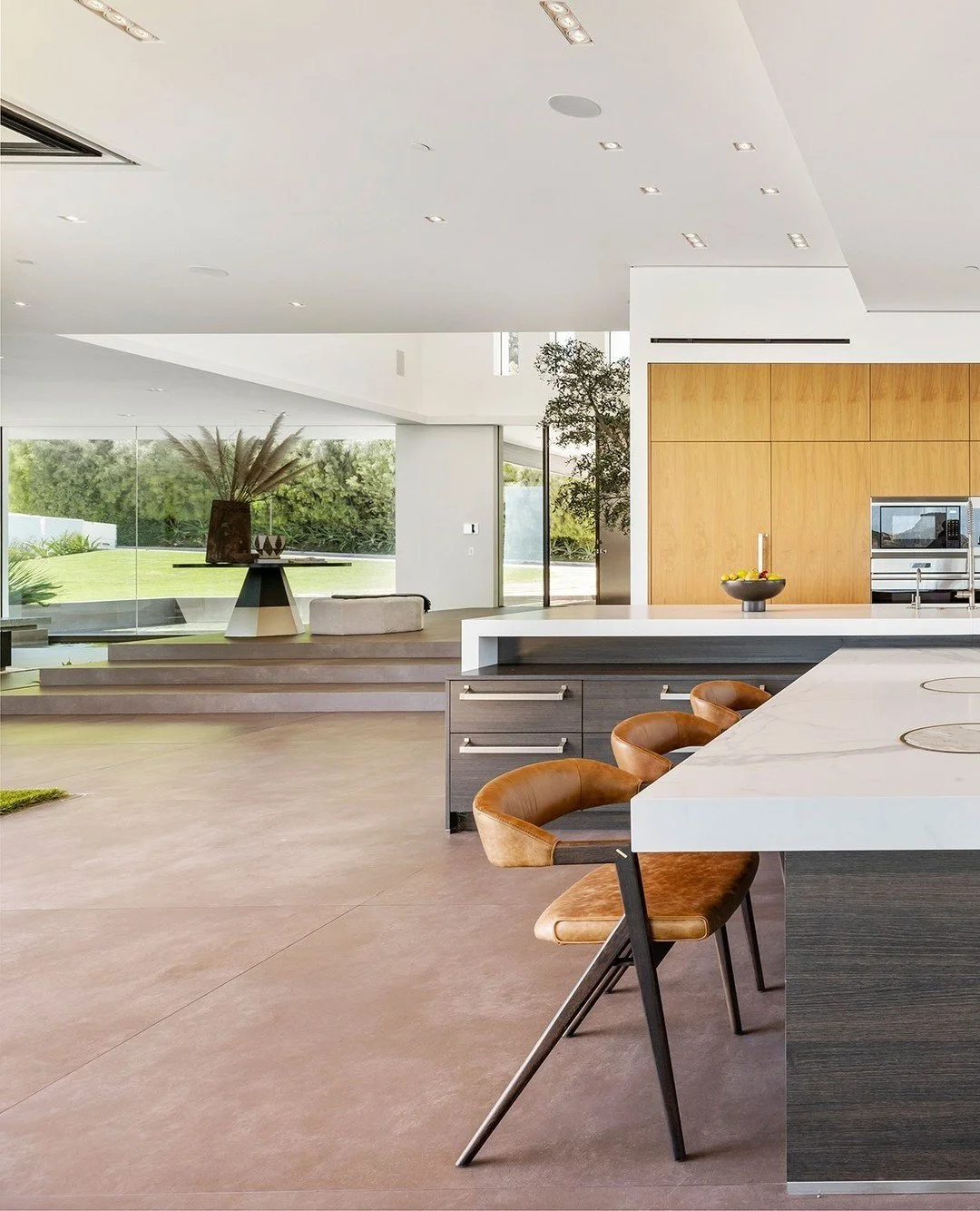 The modern open plan kitchen and dining area at our Benedict Canyon 2023 house in Beverly Hills. Photo by @mrbarcelo