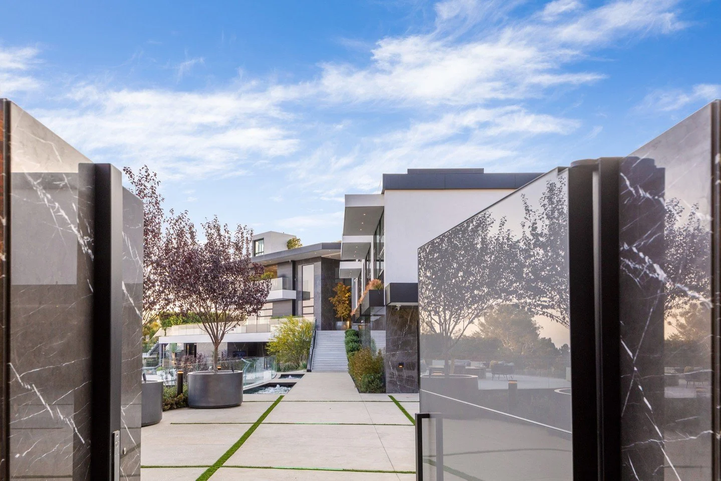 Summitridge Drive, a luxury resort style estate in Beverly Hills with sweeping views of LA.⁠ Photos by @mrbarcelo 
⁠
#modernarchitecture #modernarchitect #modernhome #modernhomes #modernhouse #modernhouses #luxuryhome #luxuryhomes #luxuryhouse #luxur