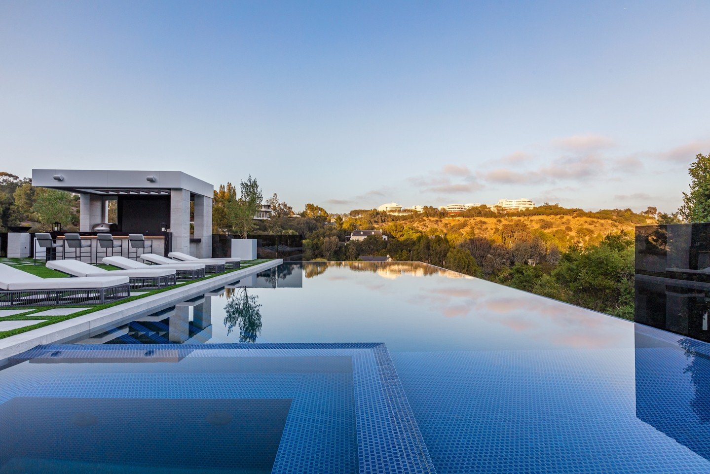 Early morning luxury poolside living at Bundy Drive in Brentwood, Los Angeles, with views that reach the nearby @gettymuseum⁠
⁠
Architecture: @whipplerussellarchitects⁠
Principal Architect: Marc Whipple, AIA⁠
Photo: @berlynmedia⁠
Project: Bundy Drive