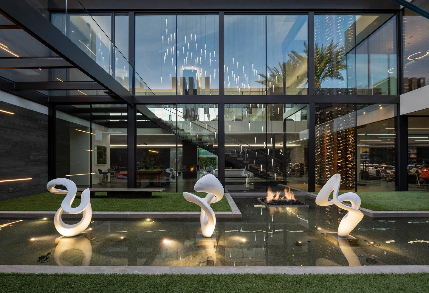 Serenity, where modern architecture meets art...⁠
⁠
Architecture: @whipplerussellarchitects⁠
Principal Architect: Marc Whipple, AIA⁠
Project: Serenity⁠
Photo: @maccollum⁠
Sculptures: @richard_erdman⁠
.⁠
.⁠
.⁠
⁠
#whipplerussellarchitects #modernarchit