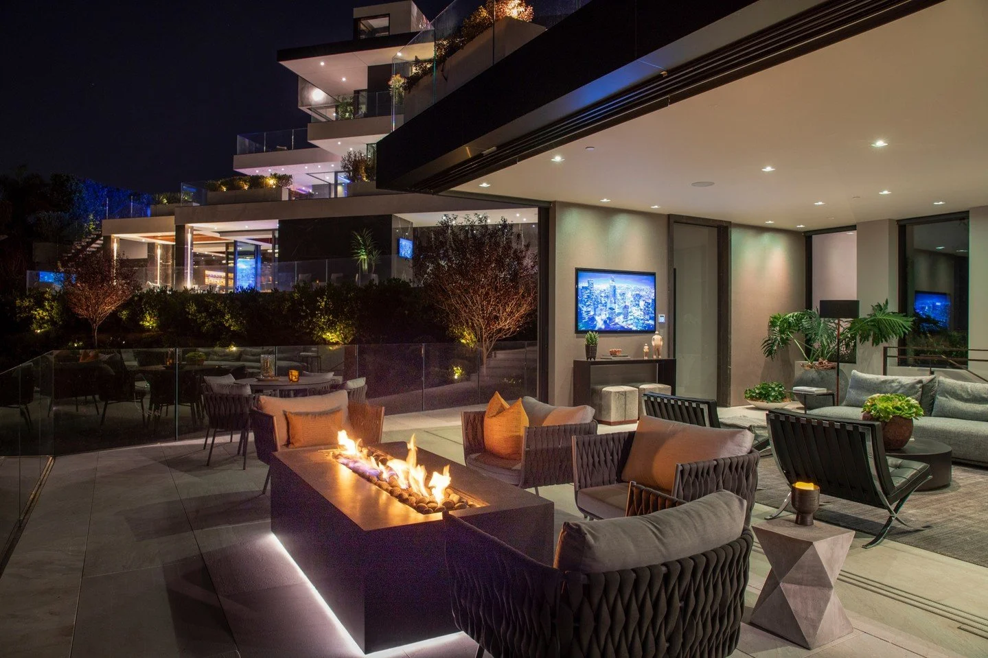 The indoor outdoor luxury guest house at our Summitridge Drive home in Beverly Hills includes a private entertainment terrace with fire pit and views.⁠
⁠
Architecture: @whipplerussellarchitects⁠
Principal Architect: Marc Whipple, AIA⁠
Photos: @mrbarc