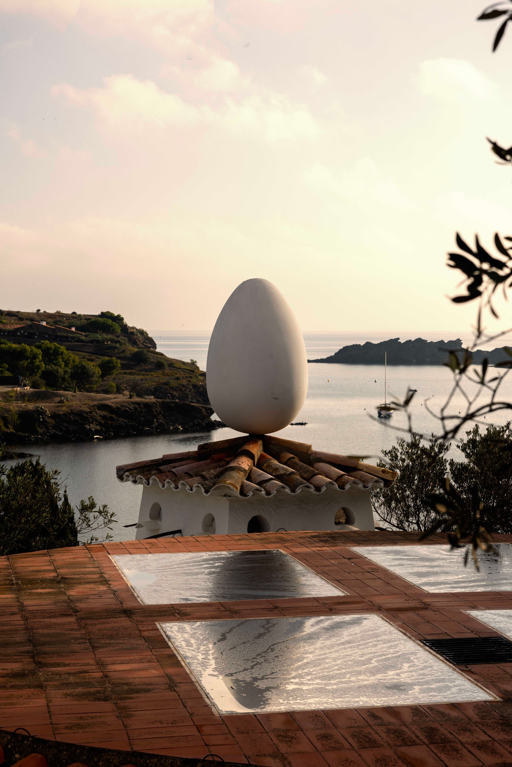 salvador dalí surrealist artist life & bio | modern design blog ...