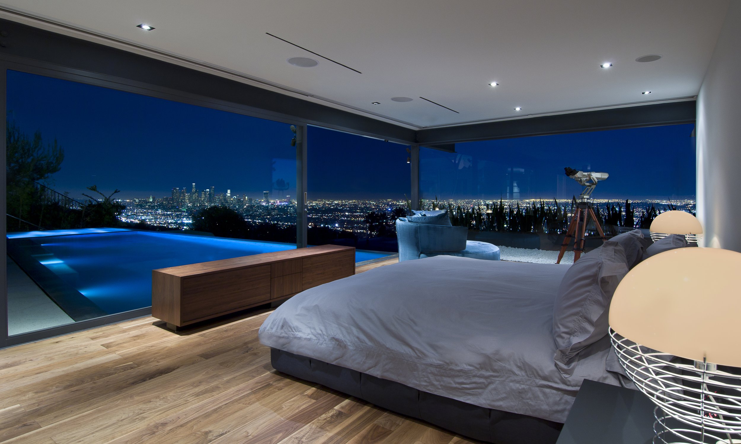 This room is big. Modern Mansion Лос Анджелес. Спальня с панорамными окнами. Спальня с красивым видом. Шикарная комната.