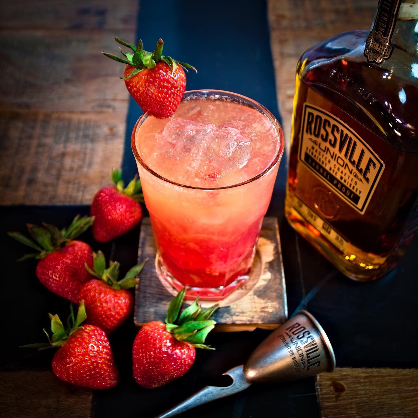 Happy Derby Day! 🐎 I&rsquo;ve teamed with @rossvilleunion to create a derby-inspired cocktail that&rsquo;s a spicy sweet alternative to a mint julep. #RossvilleUnion&rsquo;s Blind Buck | Rossville Union Rye Whiskey, strawberry, lemon juice, simple s
