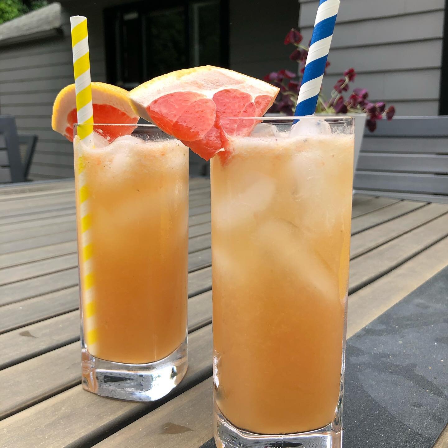 Happy World Paloma Day! @home_x_hall shared @webergrills take on the cocktail since she knows I love all things grilled. I put my own spin on it. Grilled Paloma | grilled grapefruit, grilled lime (both on the #webergenesis2), @casamigos Mezcal, @madh