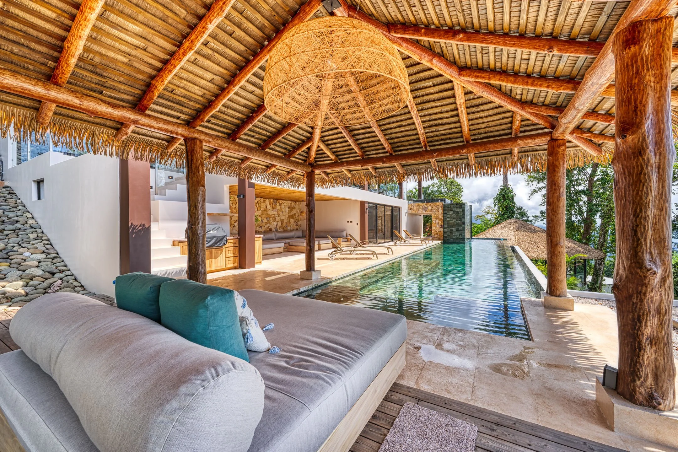 pool lounge....jpg