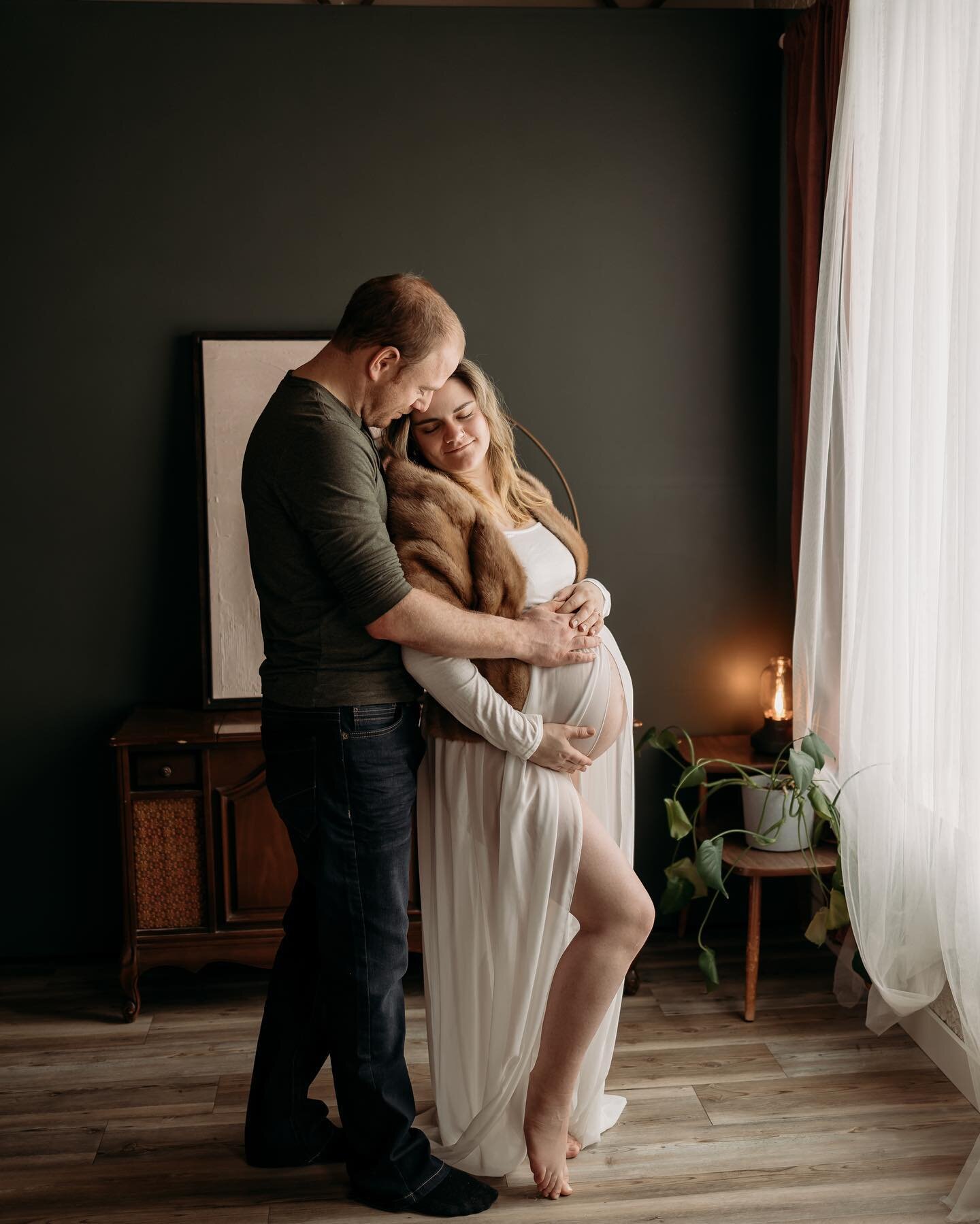 Officially recommending all my couples choose the studio for their session because I&rsquo;m OBSESSED 😍⁣⁣
⁣⁣
H + A hold a special place in my heart. The first time I photographed H it was for her b0ud0!r session back in 2020, next thing I knew I was