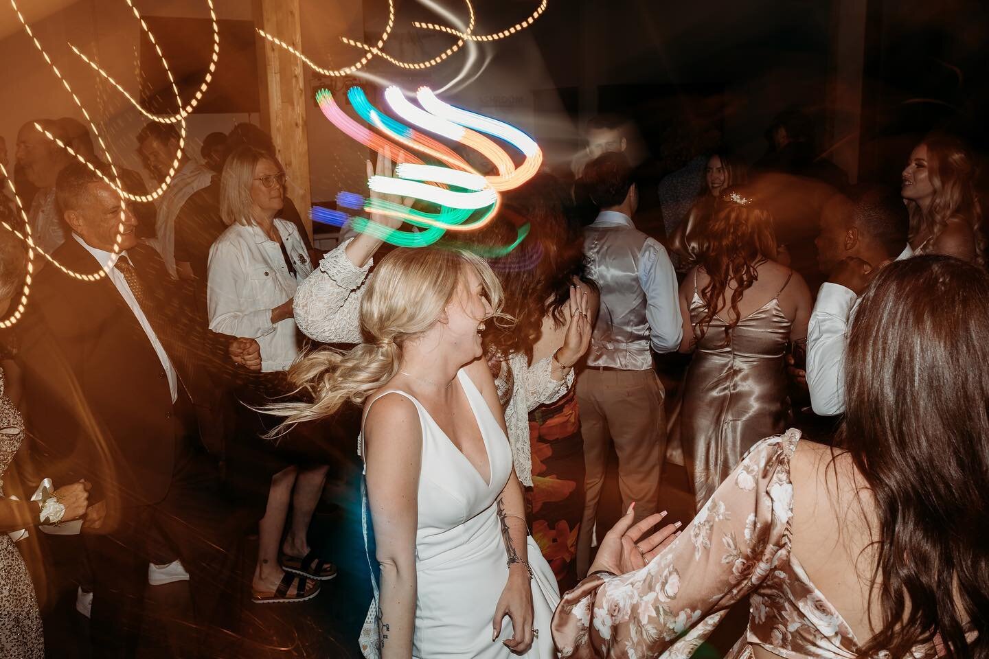 I LIVE for a poppin dance floor 😍🔥⁣
⁣
And it makes me sad that so many couples are missing out on these photos by not keeping their photographer later into the reception so when I do get to capture it, my heart truly sings! ⁣
⁣
So if you keep me fo