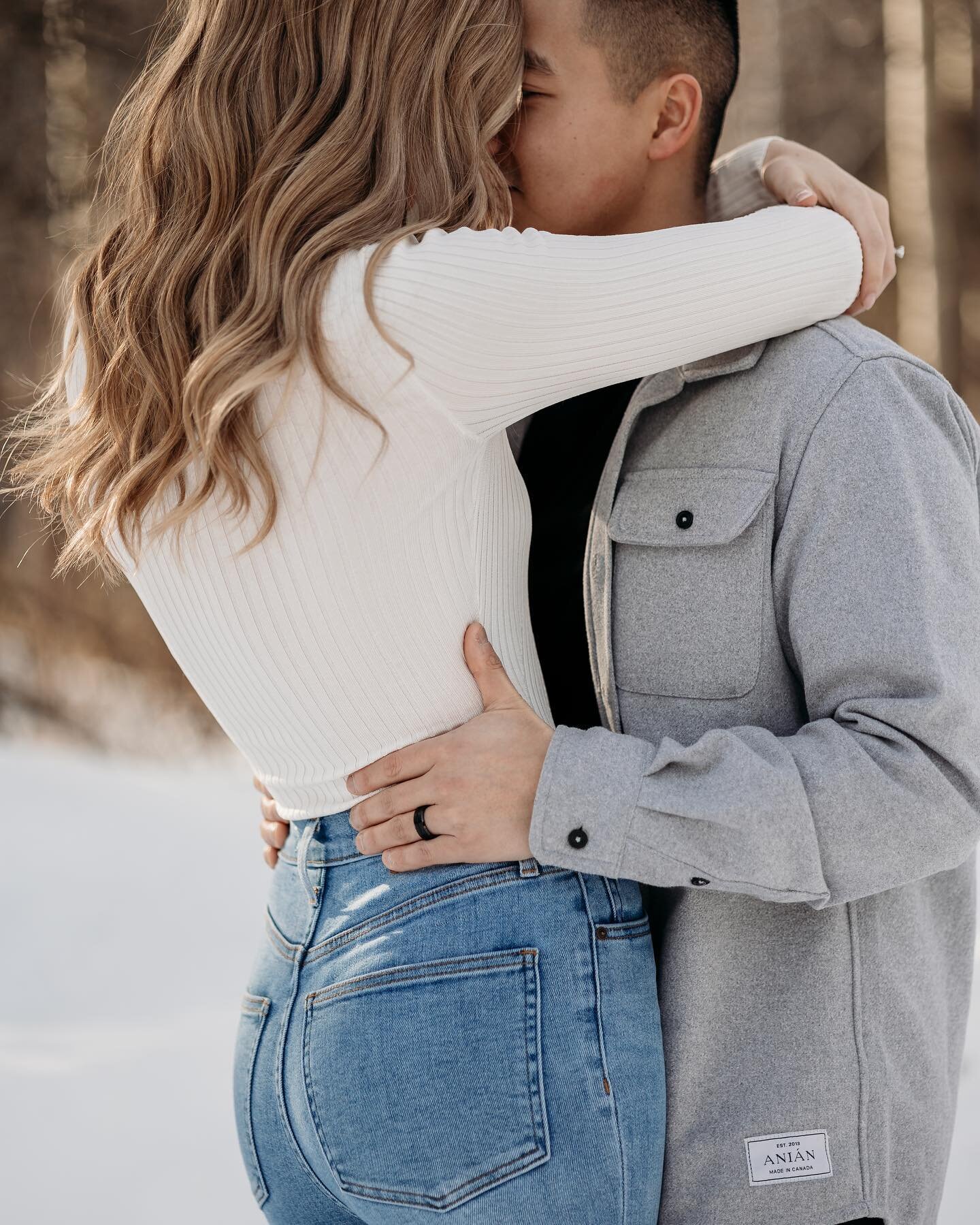 March engagement sessions hit different because it&rsquo;s usually warm enough to still wear your cute outfit but cold enough that&rsquo;s there still beautiful fluffy snow 😍

And that&rsquo;s exactly what T &amp; D got for their complimentary engag