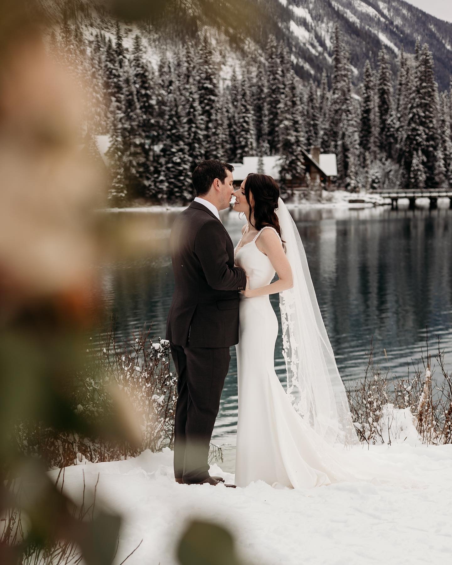 Manifesting more intimate elopement&rsquo;s in my future 😍

Reflecting on some of my all time favourite experiences from the beginning of my career and having the opportunity to second shoot this beautiful winter elopement at Emerald Lake Lodge with