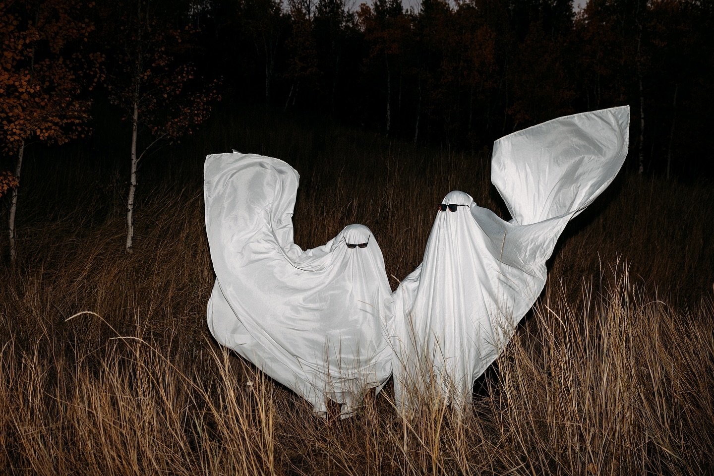 Do you believe in ghosts? 👀

Tell me in the comments OR tell me what you&rsquo;re dressing up as 😍

Happy Halloween from these ghostly lovers! 👻 

#yegphotographer #yegphotography #edmontonphotographer #edmontonphotography #edmontoncouplesphotogra