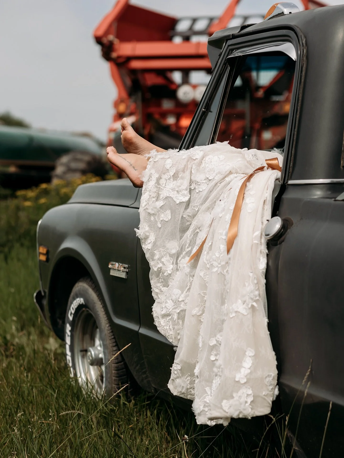 This is your reminder that you can do anything you want on your wedding day&hellip;including running through fields barefoot 🥹

These two eloped in the mountains earlier this spring for their legal ceremony and decided to have a bigger reception cel