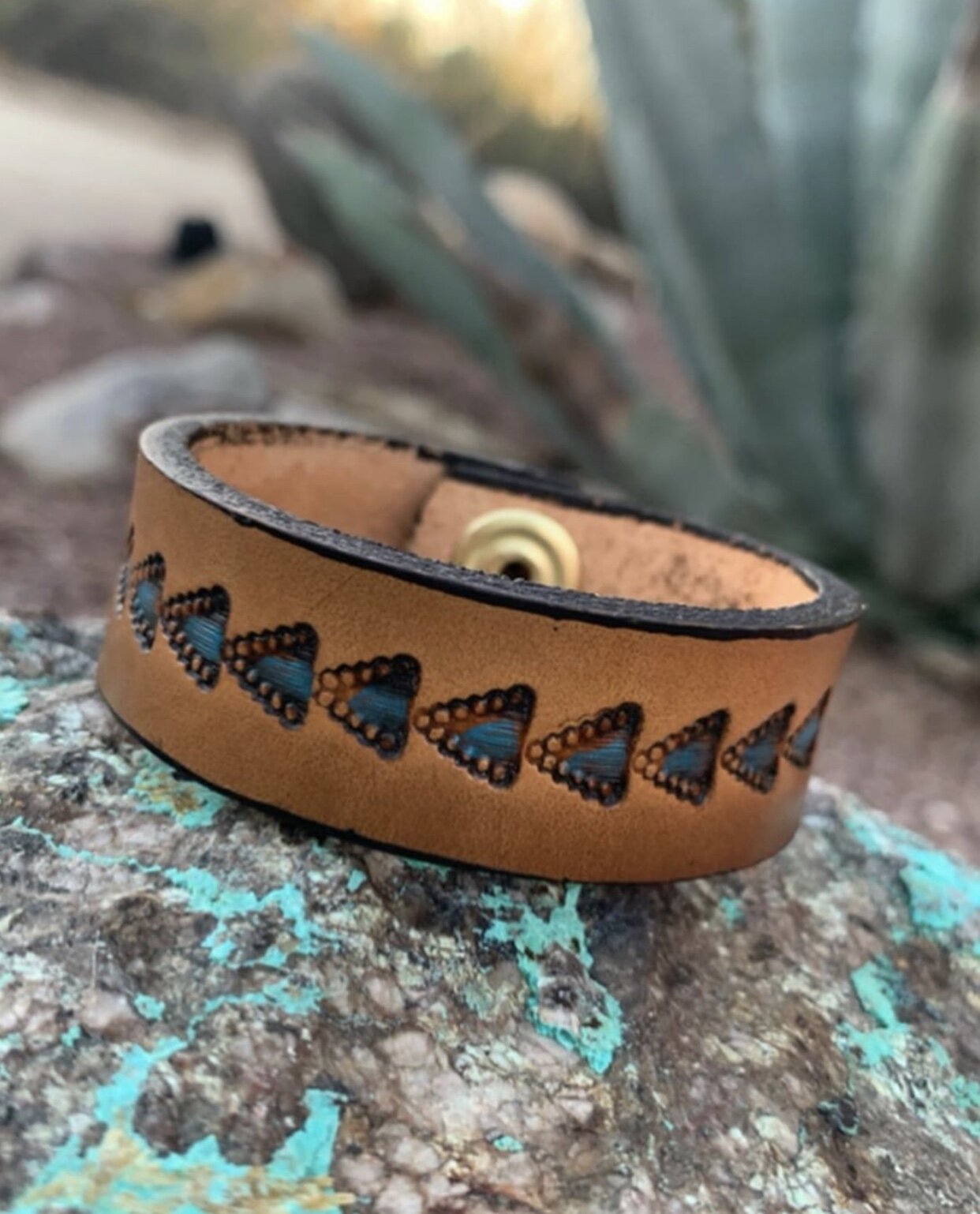 BRACELET in natural leather with three snaps (new condit…