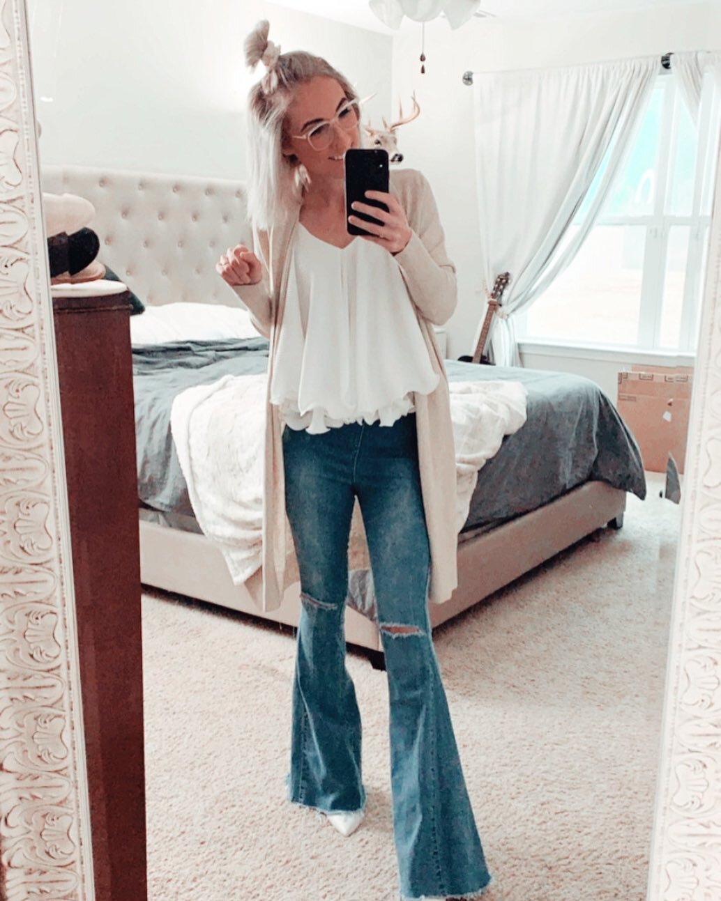 Lane is out of school this week so I got an extra 30 minutes of sleep this morning! And in mom world that&rsquo;s what sleeping in is 😂 I just got in this cardi from @nordstrom and it fits like a dream! It does run a little oversized so I sized wayy
