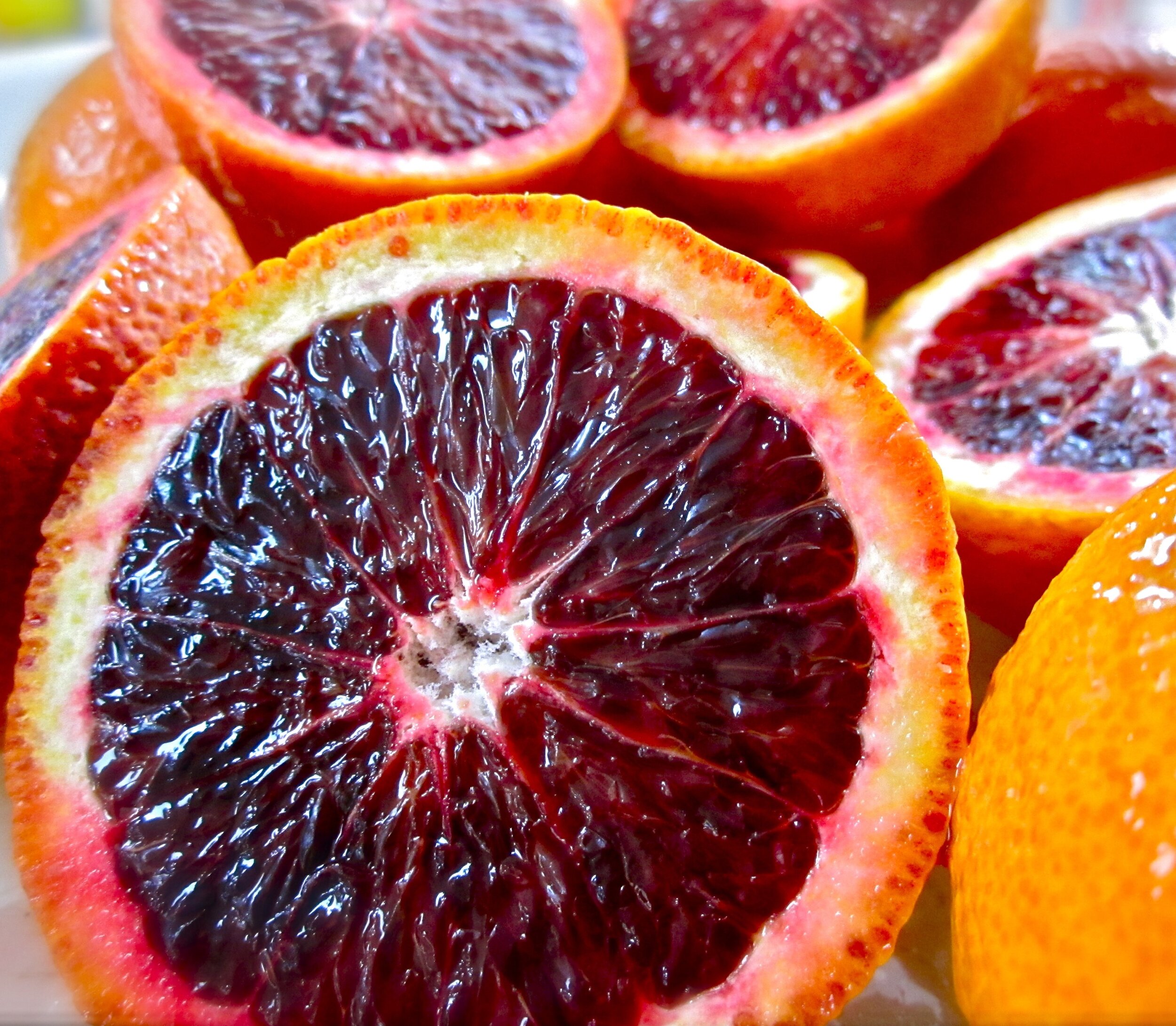Апельсин грейпфрут как называется. Кровавый Сицилийский апельсин. Красный Сицилийский апельсин. Апельсин скрещенный с гранатом. Красный апельсин Моро.