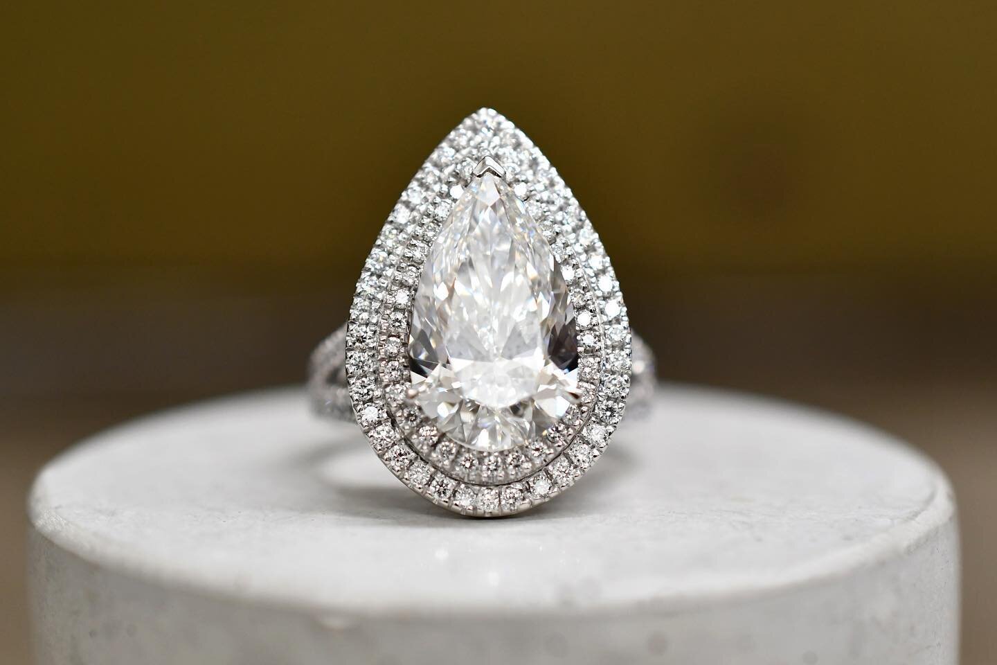 Beautiful lab pear halo ring 🤩

#jewellery#design#jewelry#handmade#bespoke#engagementring#diamonds#gold#finejewellery#fashion#style#london#photography#smallbusiness