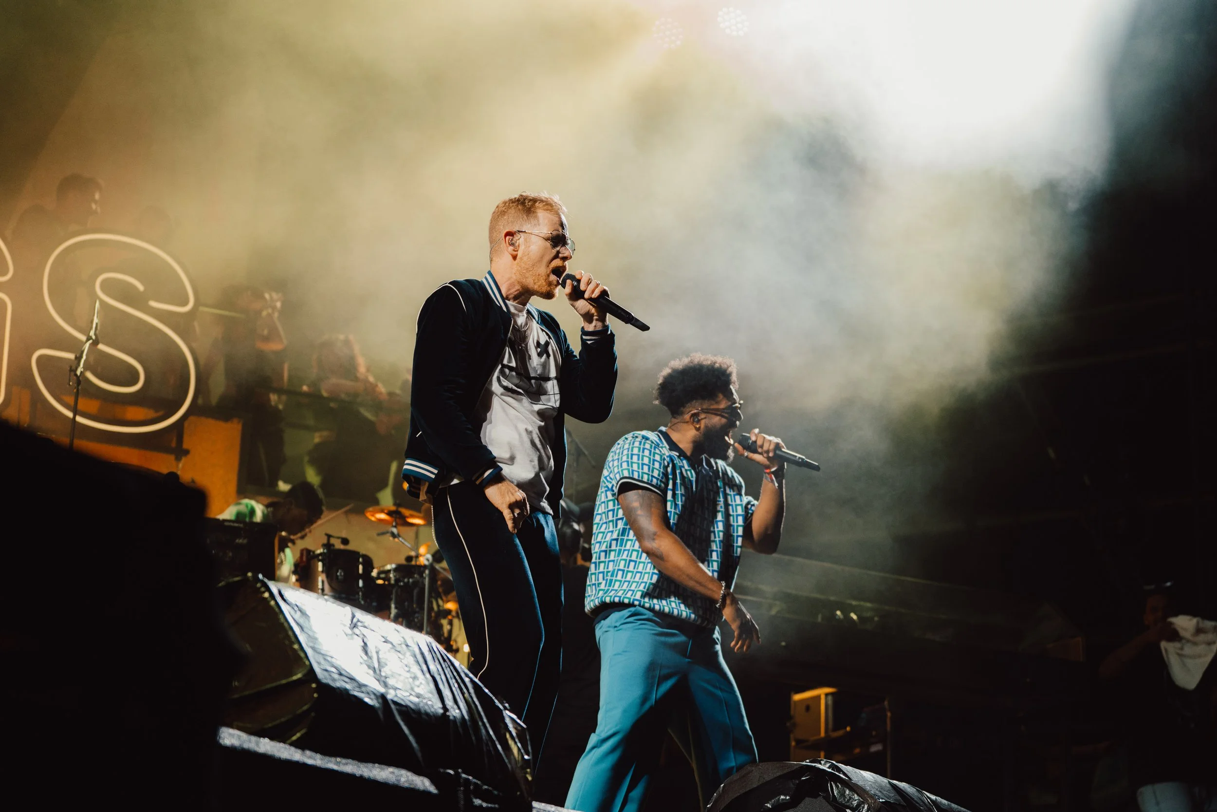  Peter Fox begeisterte mit einer elektrisierenden Performance beim Deichbrand Festival und fesselte das Publikum mit seiner einzigartigen Mischung aus Reggae, Hip-Hop und Pop. Seine kraftvolle Stimme und die dynamische Bühnenpräsenz schallten über da