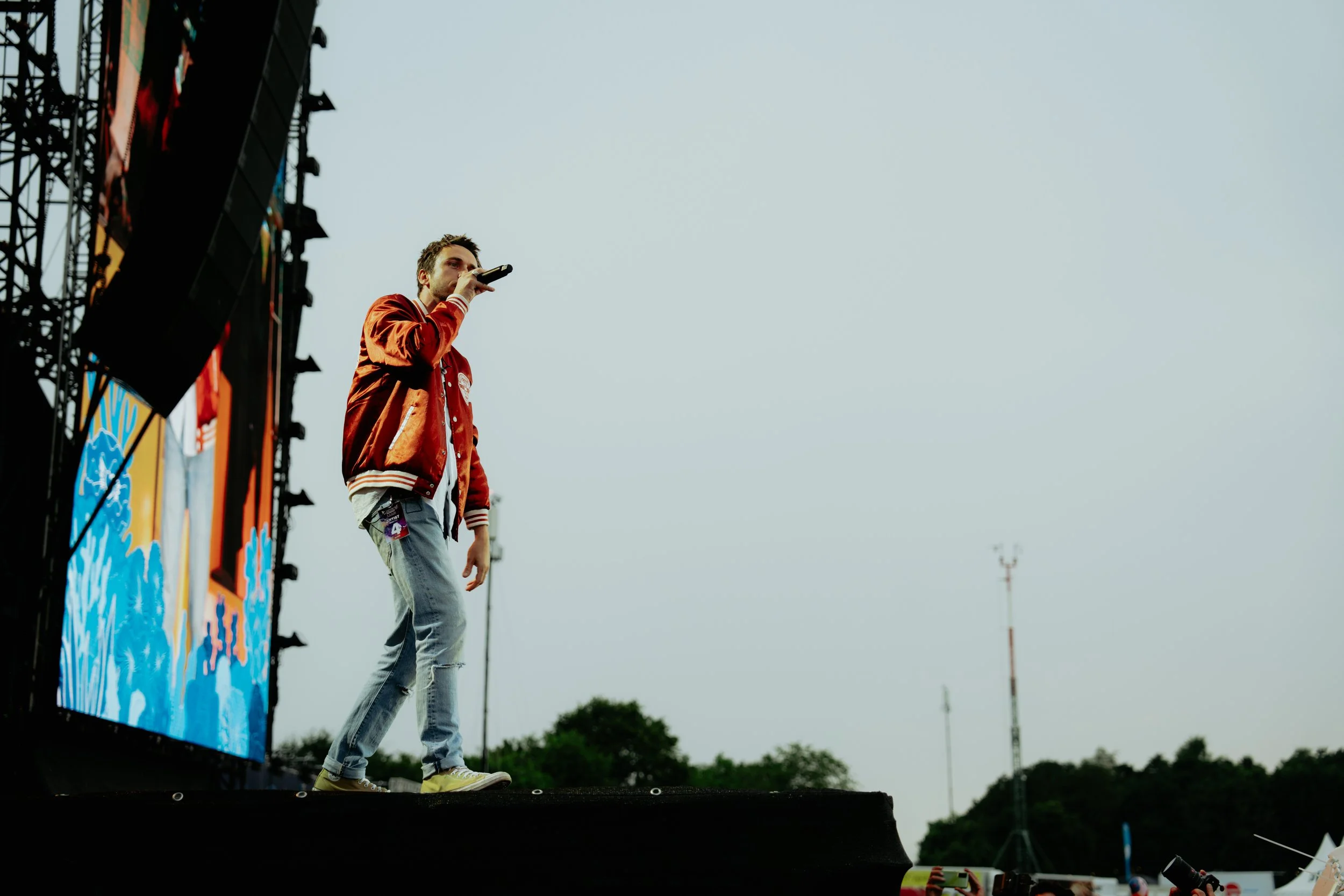 Clueso auf bei seinem Auftritt beim Deichbrand Festival, dass ich als Fotograf festhalten durfte. Das Konzert zu fotografieren war ein einzigartiges Erlebnis 