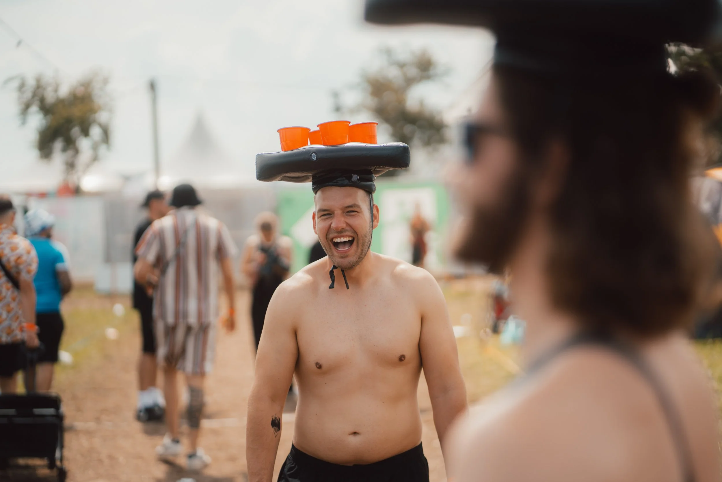  Festivalbesucher, die Beerpong während des Deichbrandfestivals spielen 