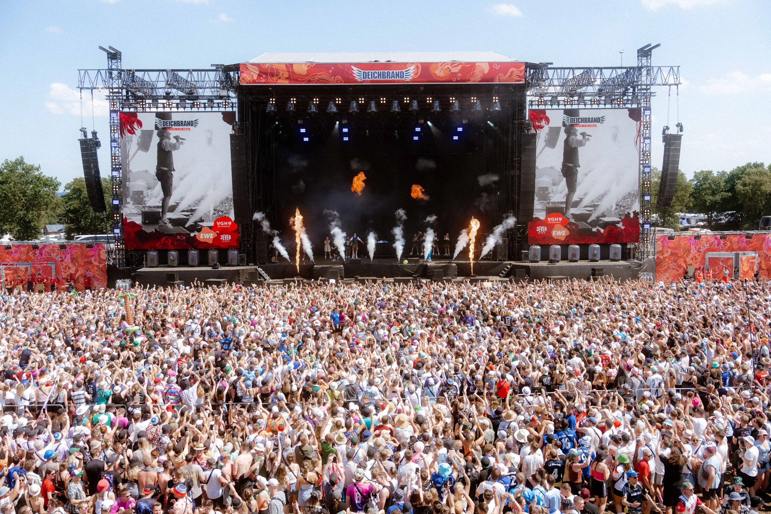  die Firestage beim Deichbrandfestival während des Auftritts von Tream 