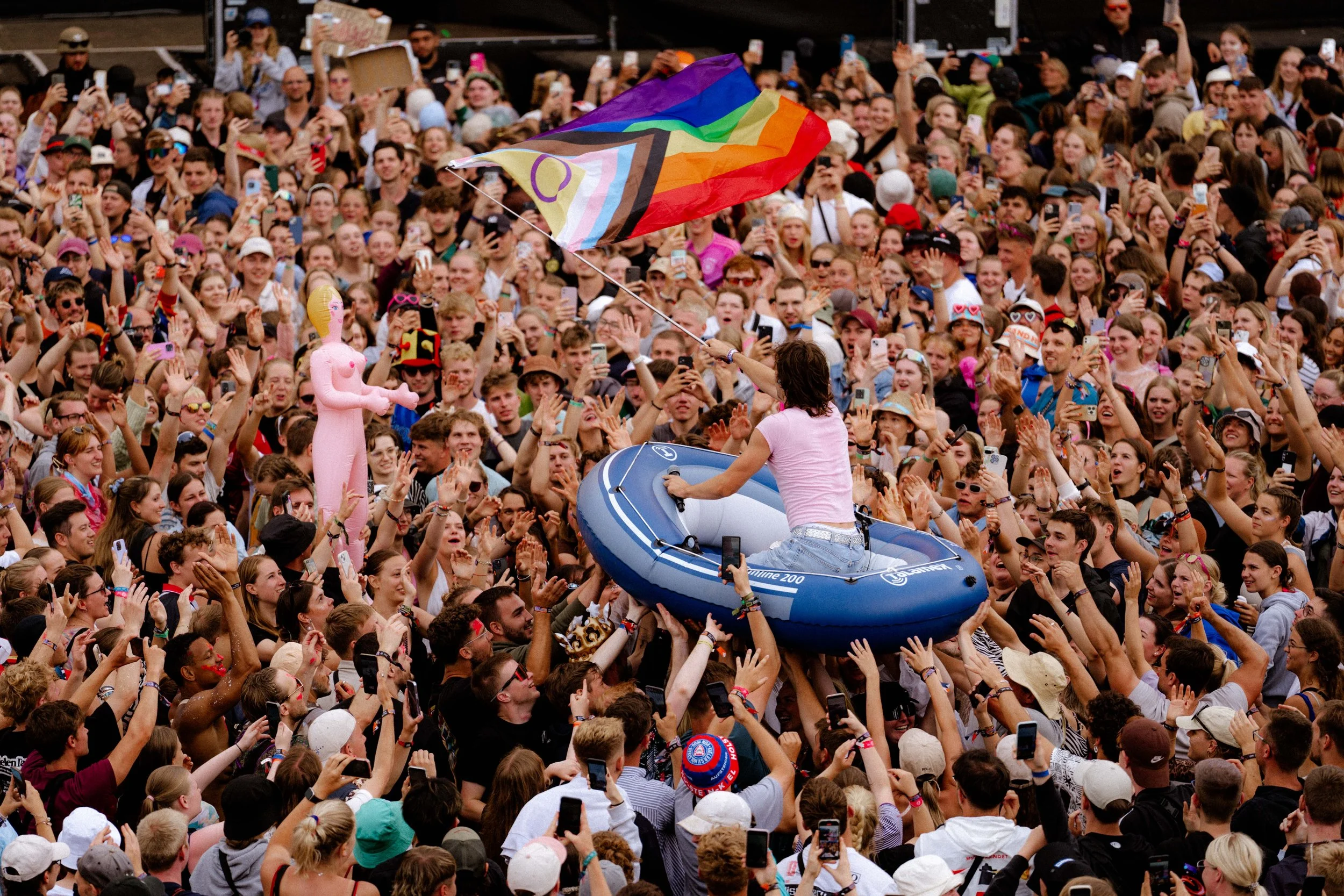  01099 crowd surfing während des Deichbrandfestivals 