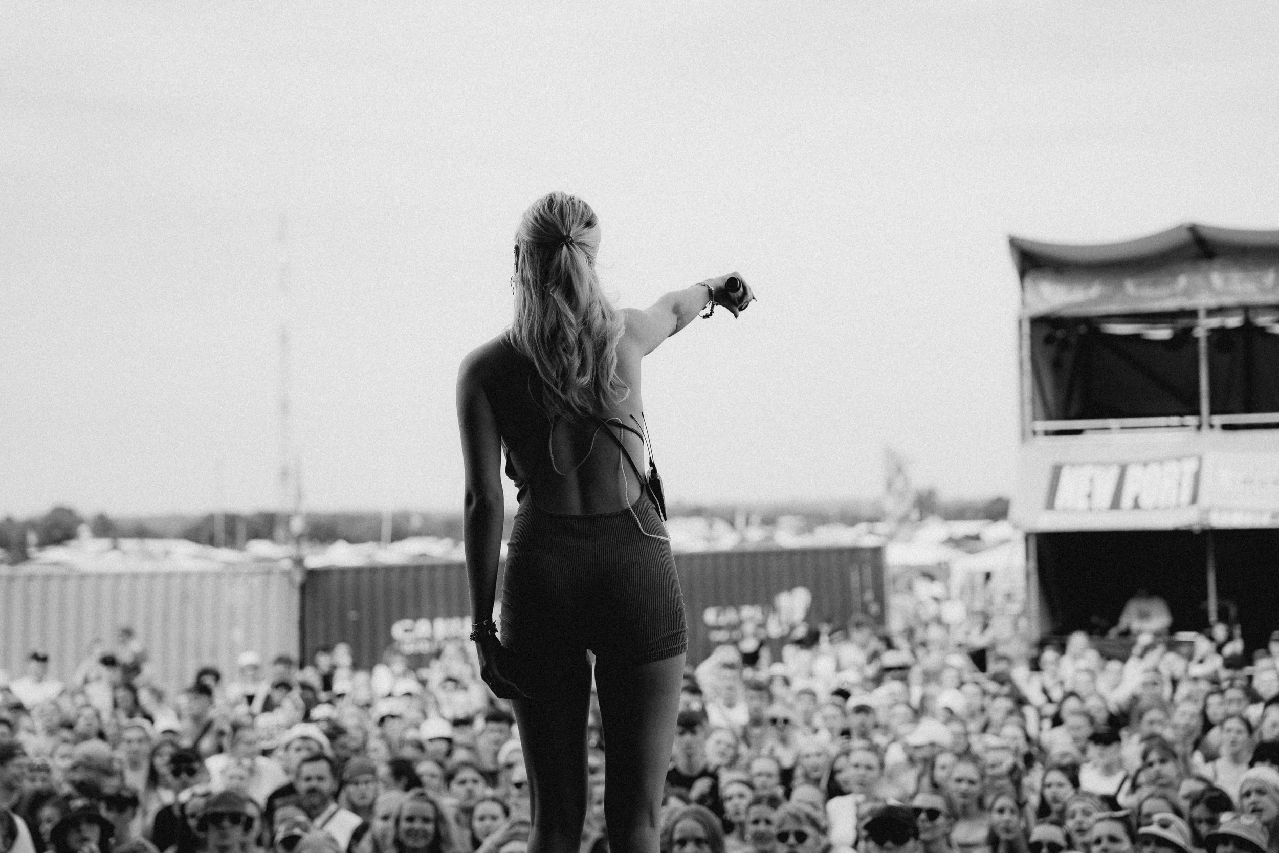  Ellice heizt die Menge ein beim Deichbrand Festival 