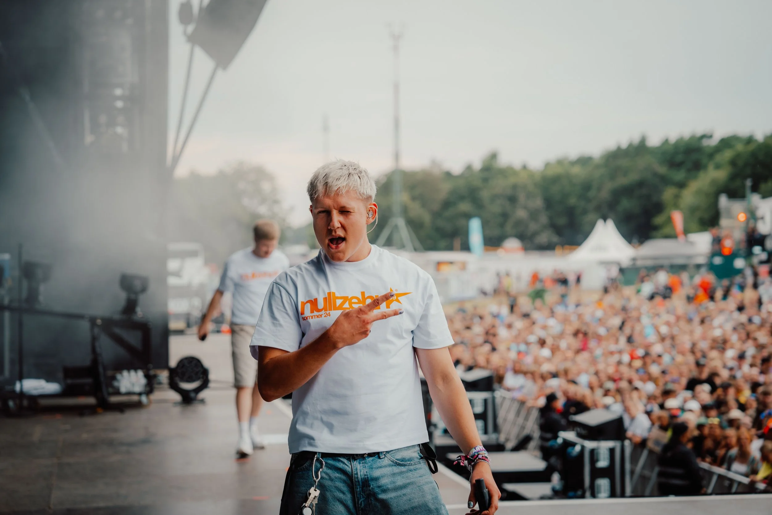  01099 Auf der Bühne fotografiert beim Deichbrandfestival 